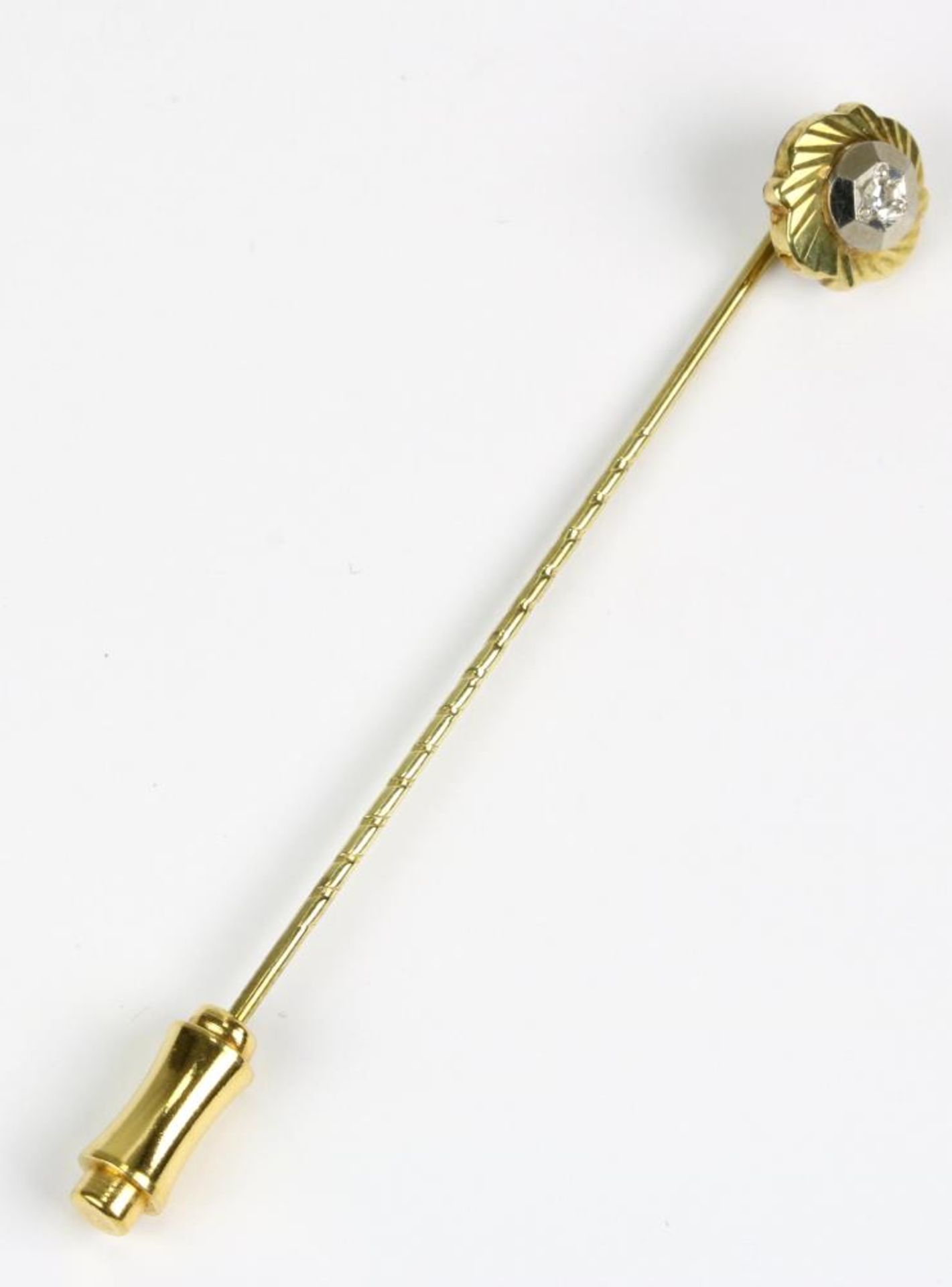 Anstecknadel mit Diamantrose. Deutsch 20. Jahrhundert. Gelbgold 585, Diamantrose ca. 0,05 Carat in