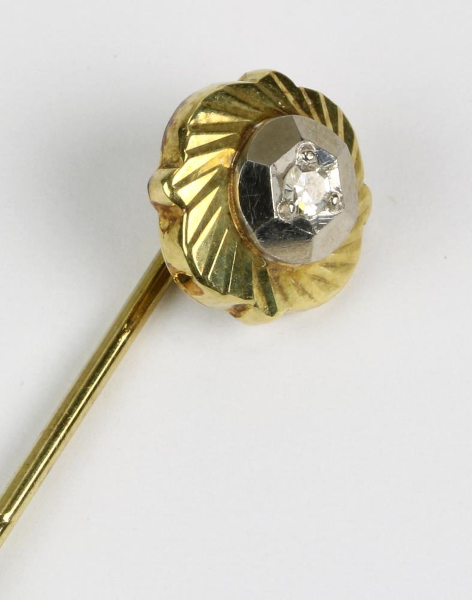 Anstecknadel mit Diamantrose. Deutsch 20. Jahrhundert. Gelbgold 585, Diamantrose ca. 0,05 Carat in - Bild 2 aus 2