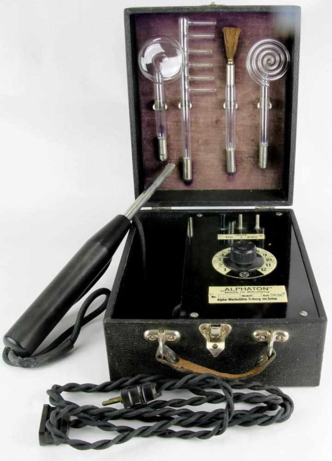 Medizinisches Gerät. Alphaton Triberg, 20. Jahrhundert. 110/220 Volt mit diversen Glaszylindern.