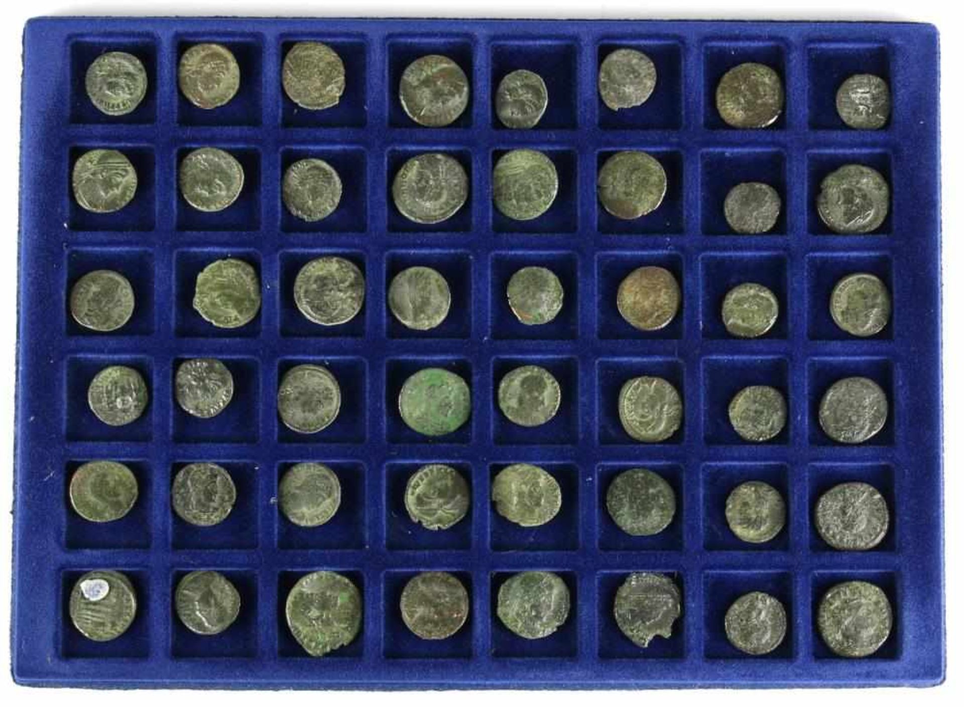 48 diverse Bronzemünzen. Römische Kaiserzeit. In Tableau. Für Selbstbesichtiger.