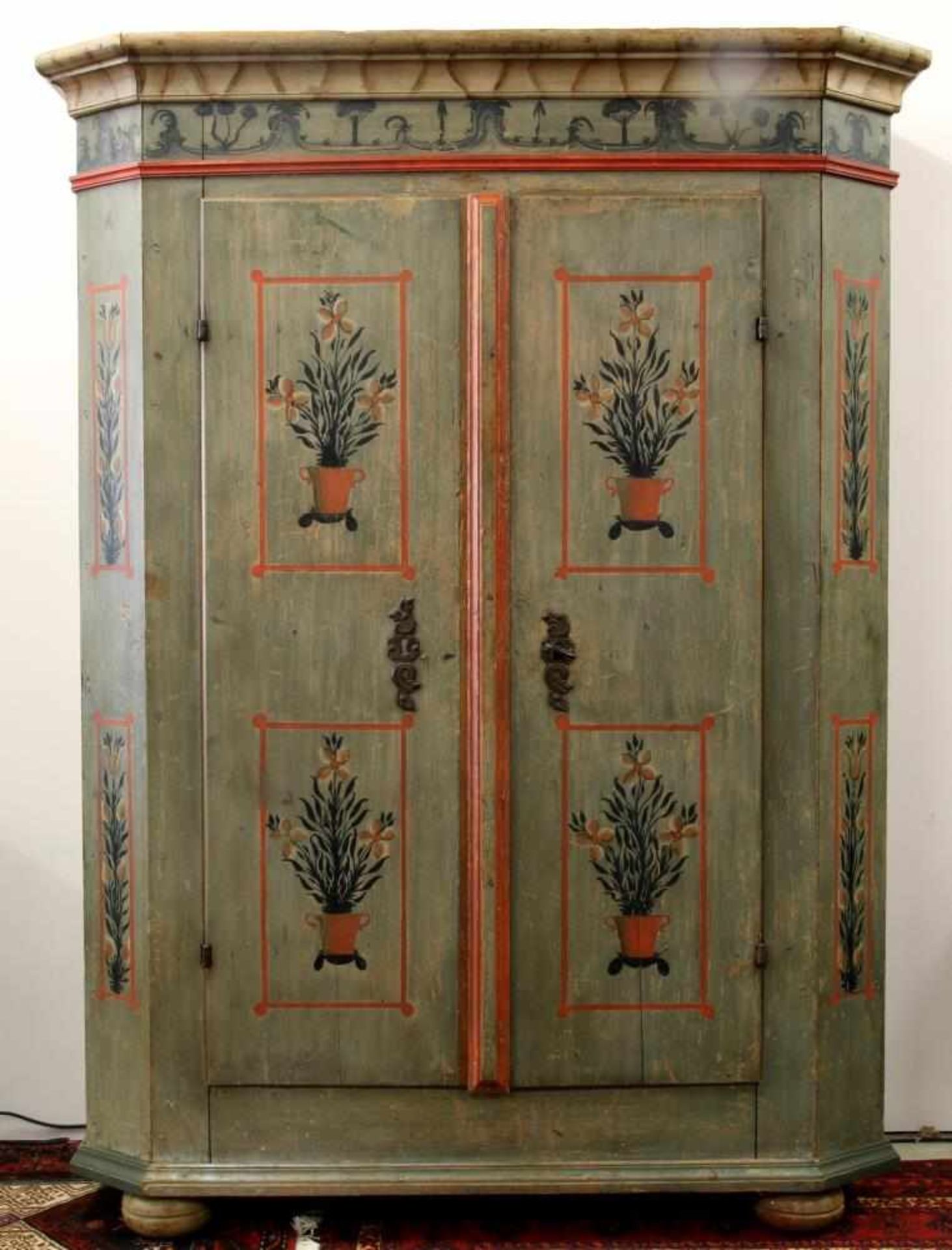 Bauernschrank mit floralem Dekor Bodenseeraum, 18. Jahrhundert. Nadelholz, polychrom gefasst.