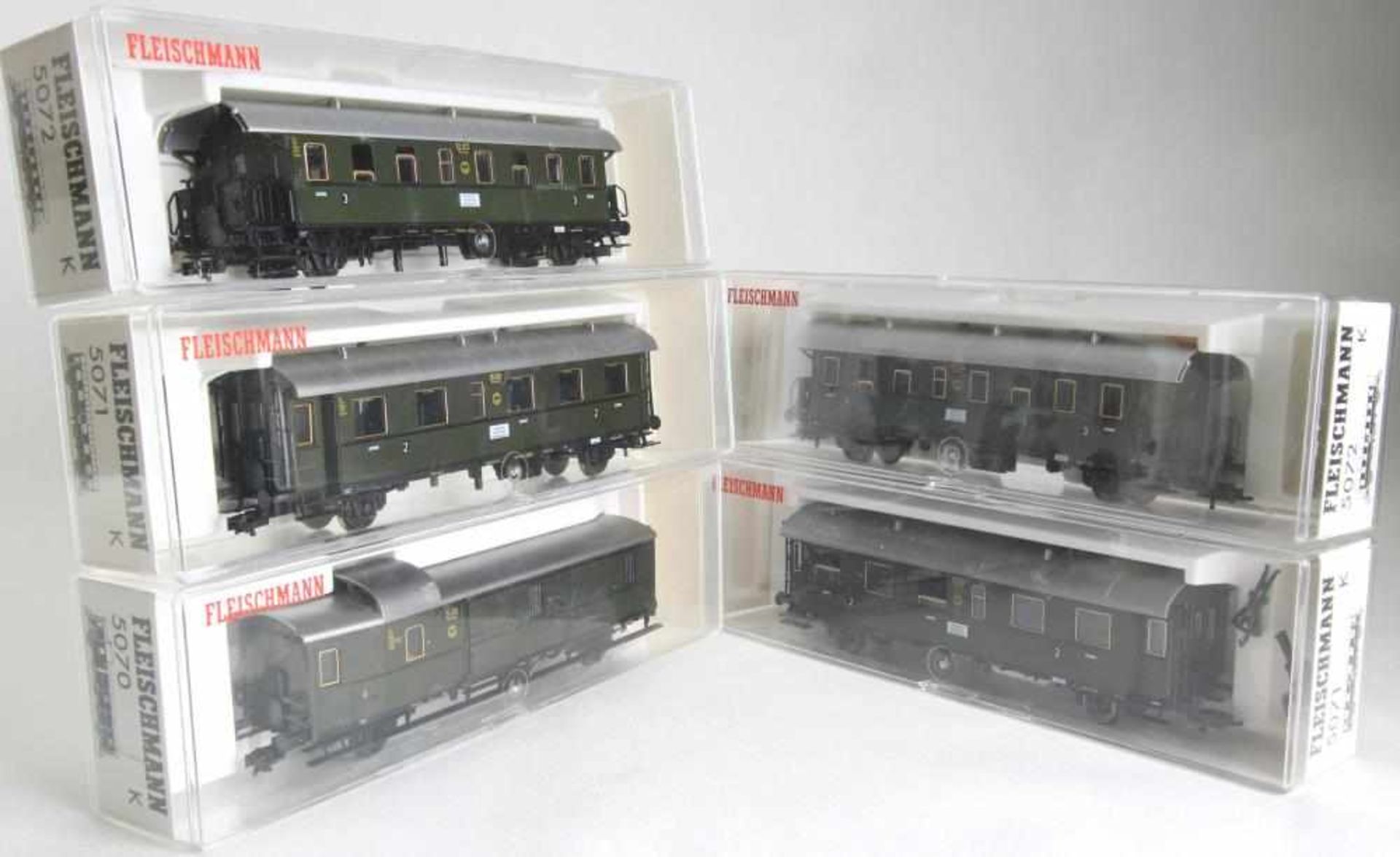 Konvolut Personenwagen. Fleischmann H0 5070, 2x 5071, 2x 5072. Deutsche Reichsbahn 114 332, 28