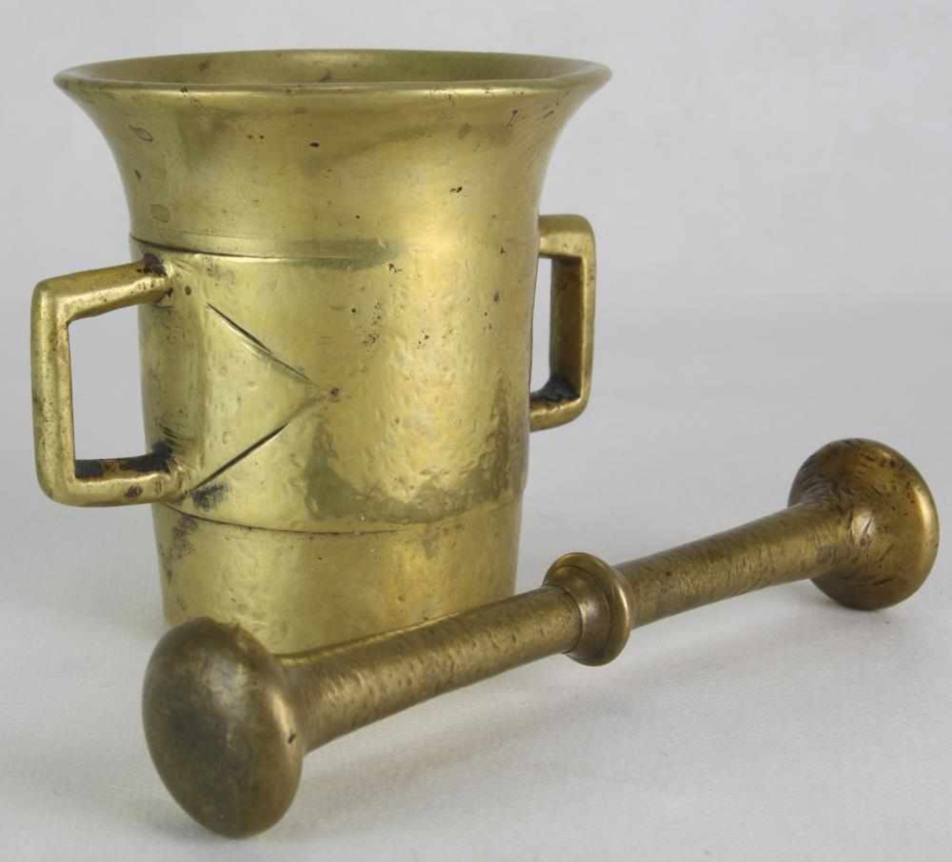 Mörser mit Pistill. Deutsch um 1800. Messing mit wohl nicht zugehörigem Stößel. Größe ca. 11 x 9 cm, - Bild 2 aus 3