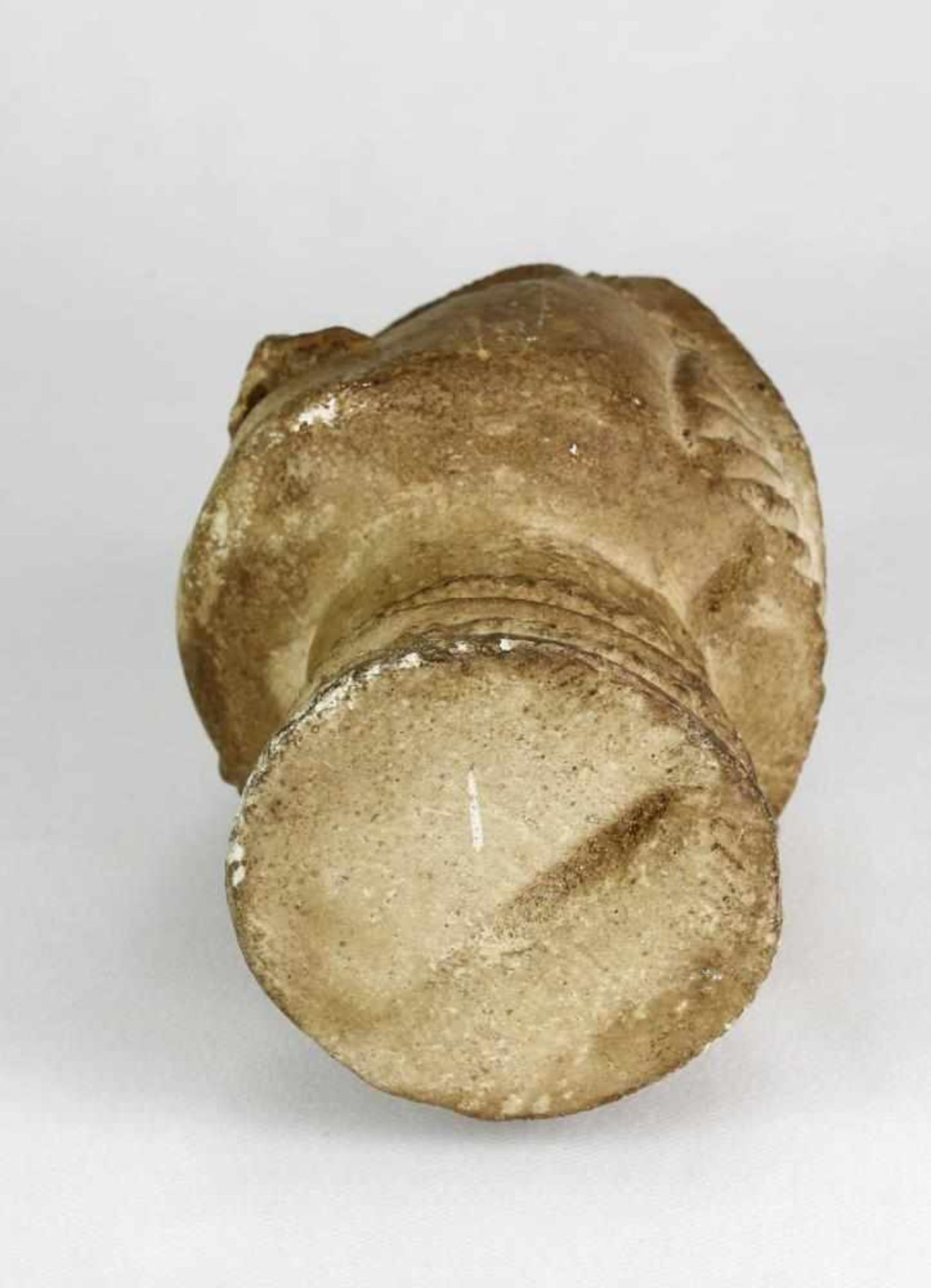 Antike Büste. Wohl griechisch. Stein in Form eines Kopfes gehauen. Durchmesser ca. 12 cm, Höhe ca. - Bild 4 aus 4