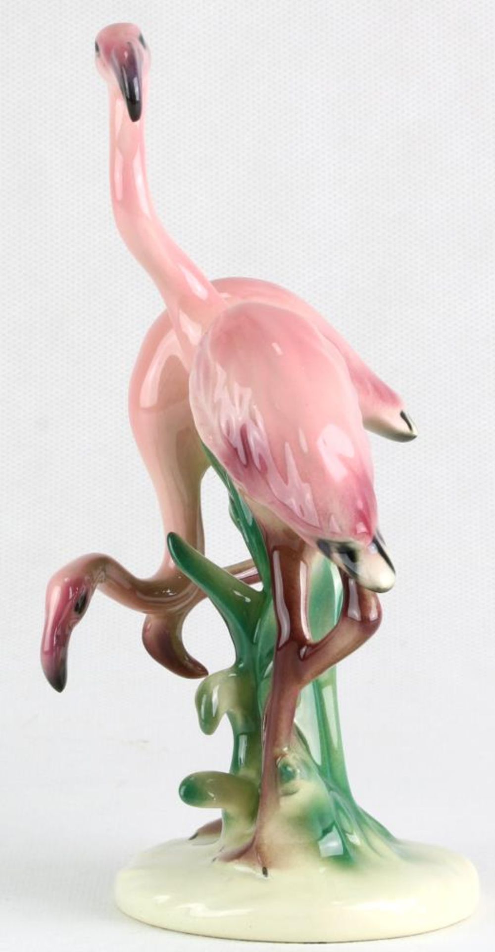 Flamingo. Cortendorf 20. Jahrhundert. Naturalistisch gestaltetes Flamingopaar. Unter dem Boden - Bild 3 aus 4