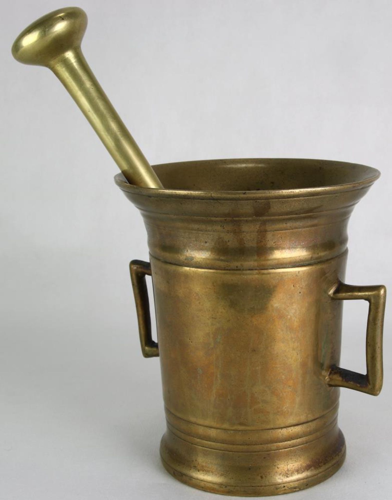 Mörser mit Pistill. Deutsch um 1800. Messing mit Stößel. Größe ca. 16,5 x 14,5 cm, Höhe ca. 17 cm.