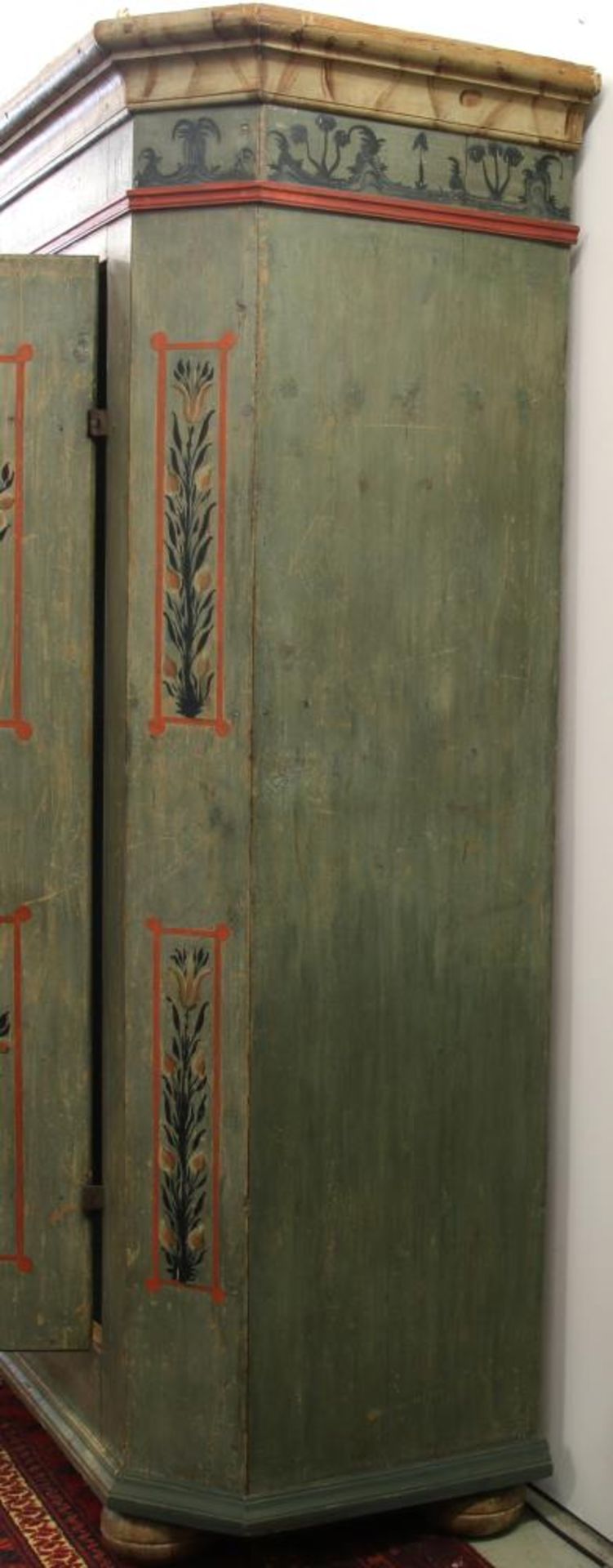 Bauernschrank mit floralem Dekor Bodenseeraum, 18. Jahrhundert. Nadelholz, polychrom gefasst. - Bild 4 aus 5