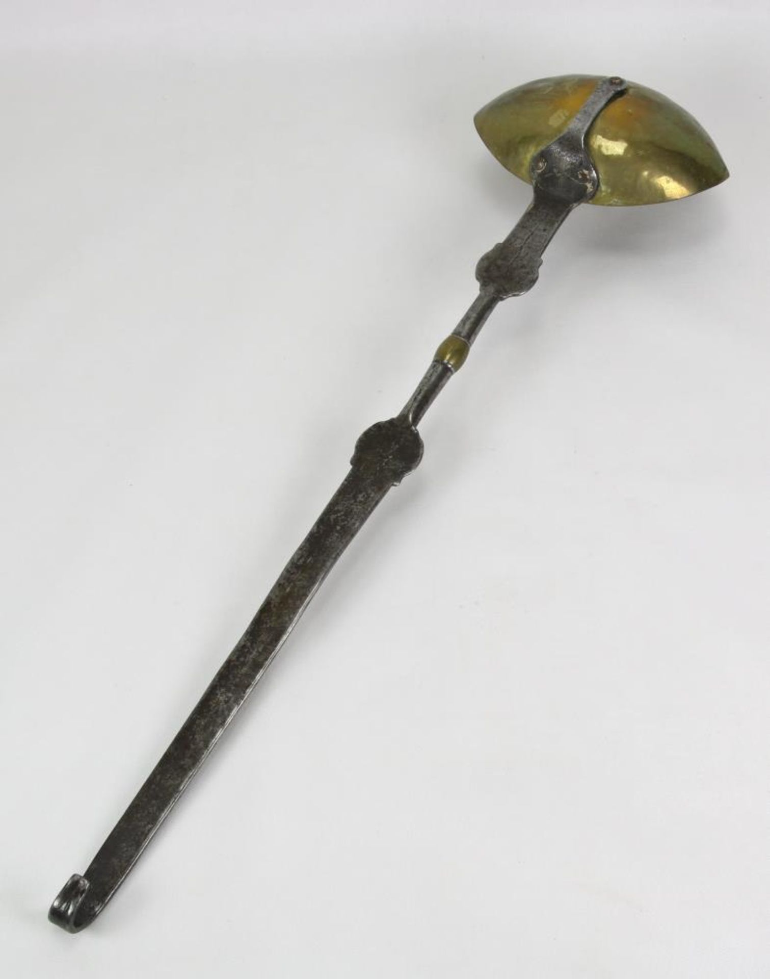 Schöpfkelle. Deutsch 18. Jahrhundert. Schmiedeeisen und Kupfer. Länge ca. 61 cm. - Bild 2 aus 3