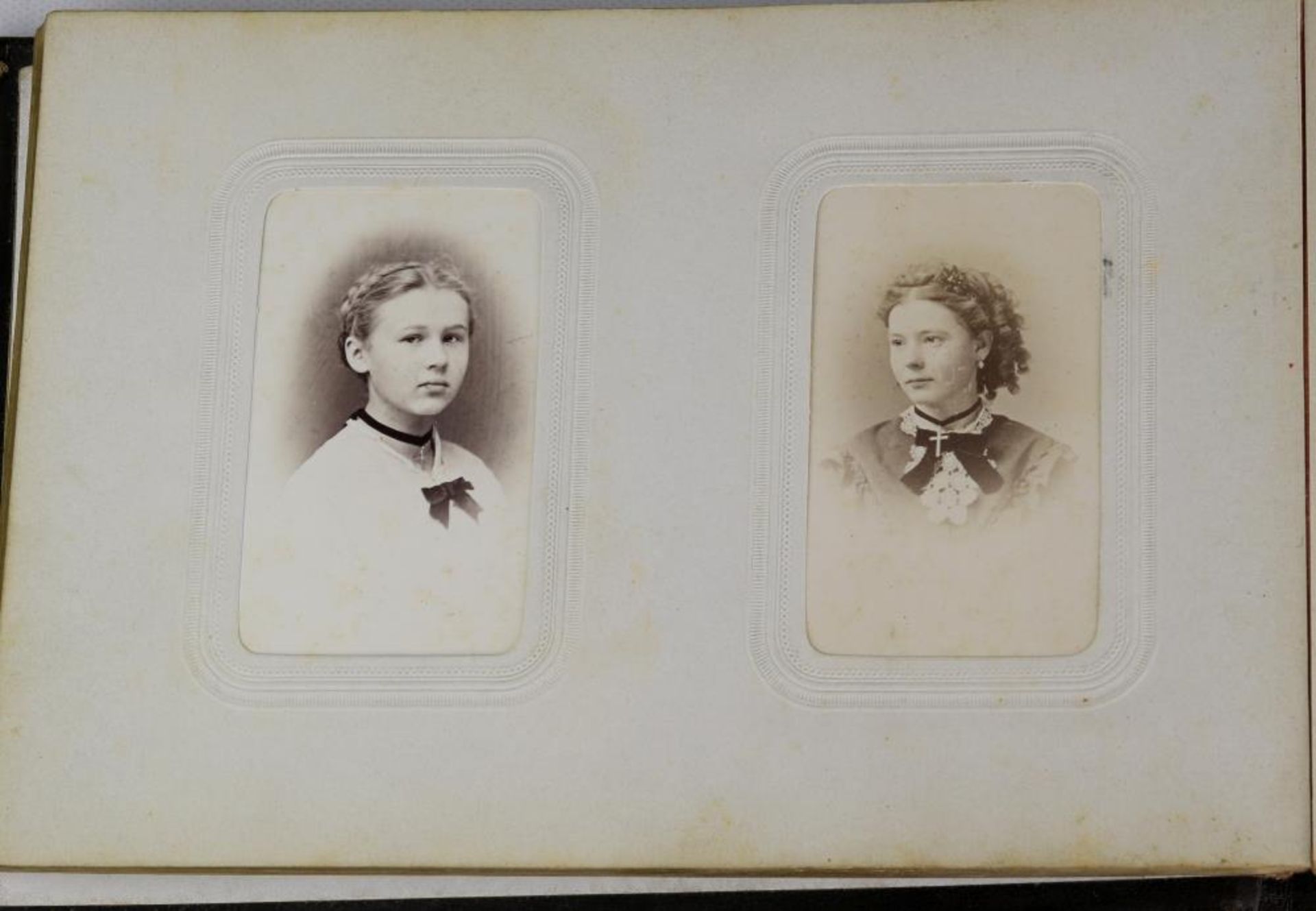 Fotoalbum. 19. Jahrhundert. Ca. 100 Fotos u.a. Familie Hölderlin. - Bild 2 aus 3