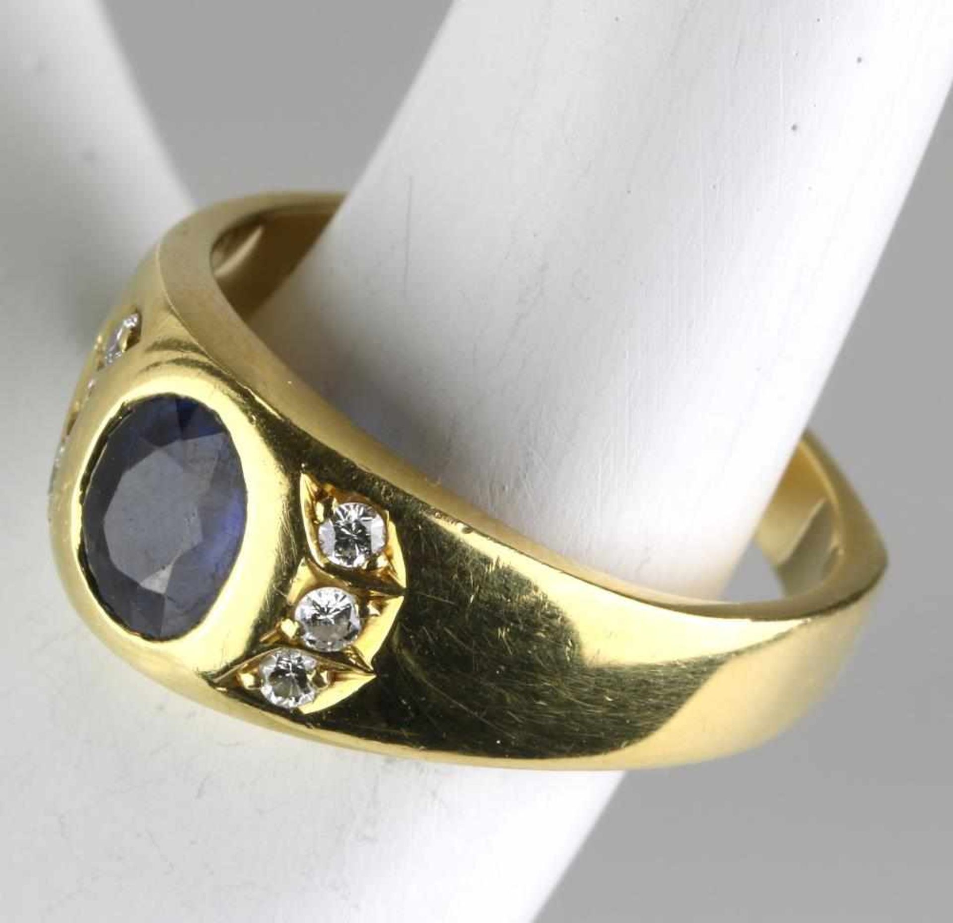 Saphir Diamant Ring. Deutsch 20. Jahrhundert. Glatte Ringschiene mit ovalem, facettiertem Saphir