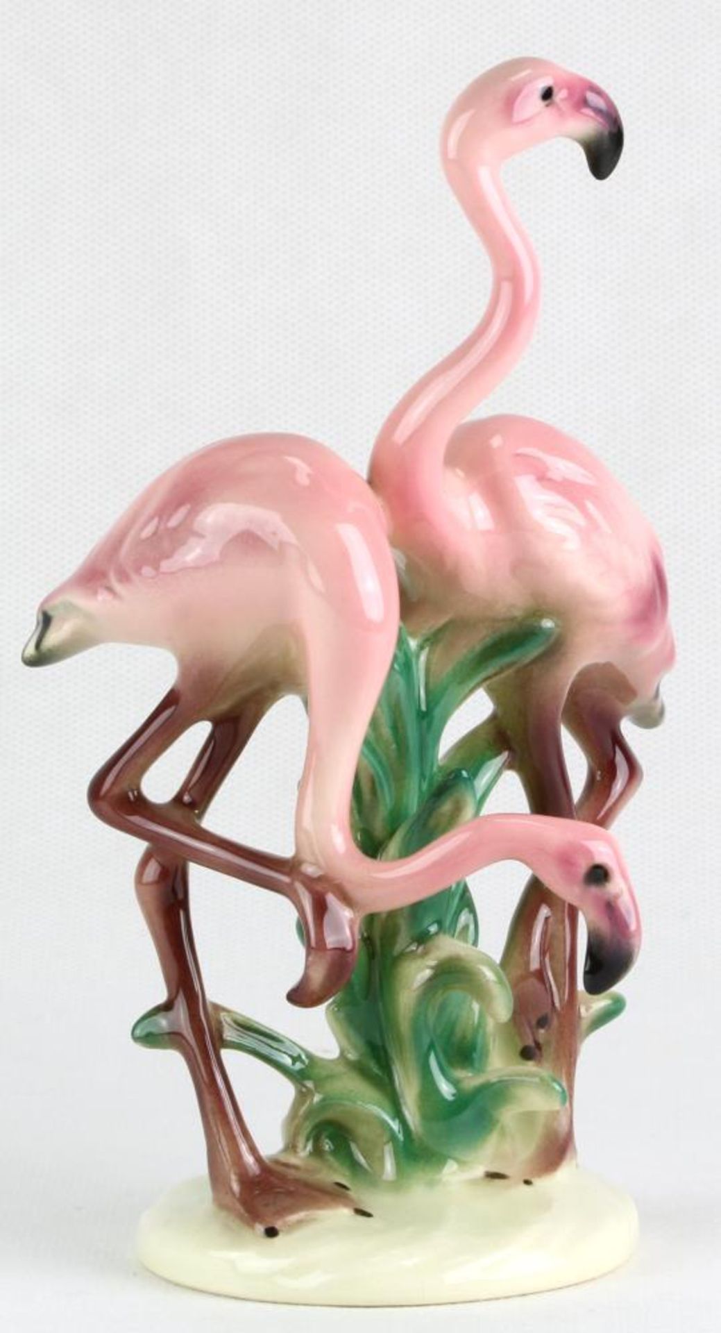 Flamingo. Cortendorf 20. Jahrhundert. Naturalistisch gestaltetes Flamingopaar. Unter dem Boden