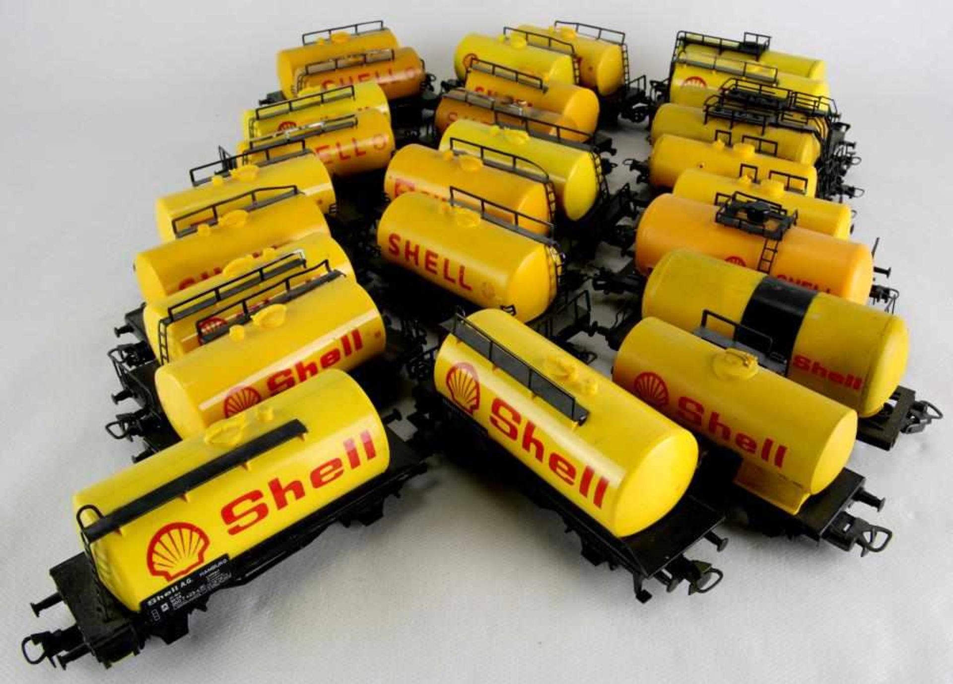 Konvolut Shell Tankwagen. 18 x Märklin H0, 4 x Roco, 2 x Lima, 1 x Fleischmann und 1 x unbekannt.