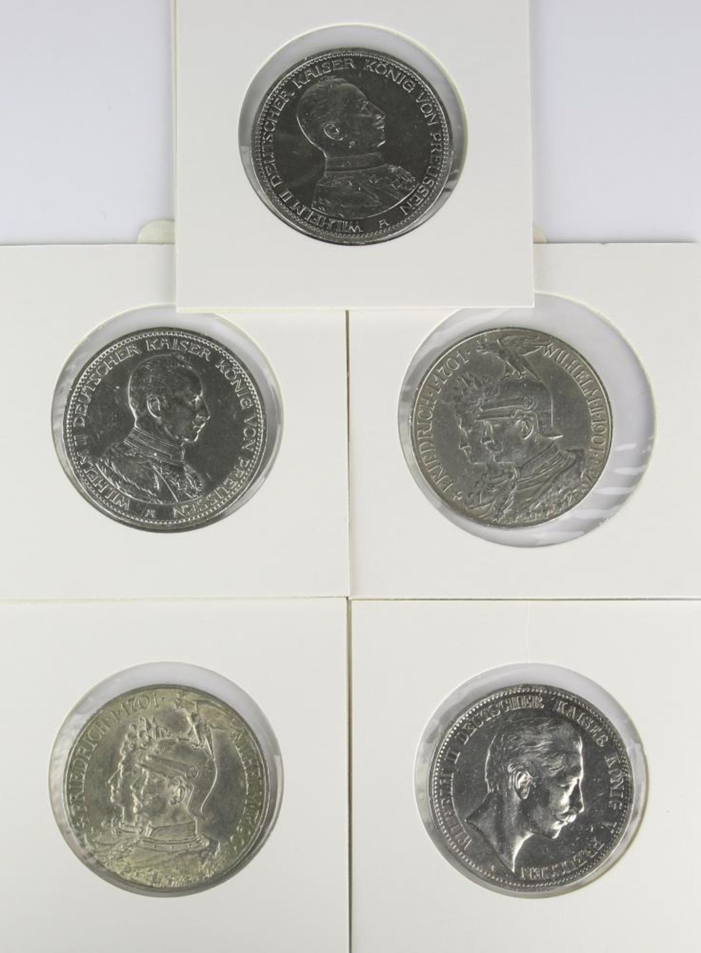 Fünf Münzen Kaiserreich. 5 x fünf Mark Preussen, 1901, 1908, 1913 und 1914. Im Blister. Zustand