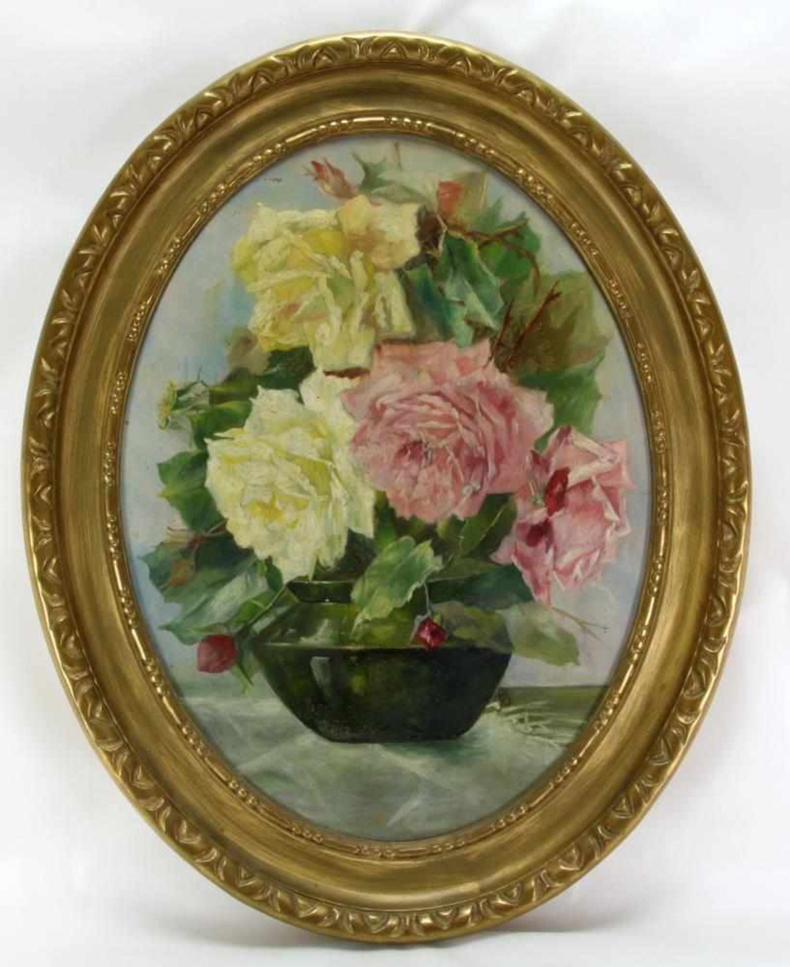 Blumenstillleben. Deutsch um 1920. Öl auf Platte. Nichtsigniert. Ovalform ca. 62 x 46 cm, Rahmen ca.