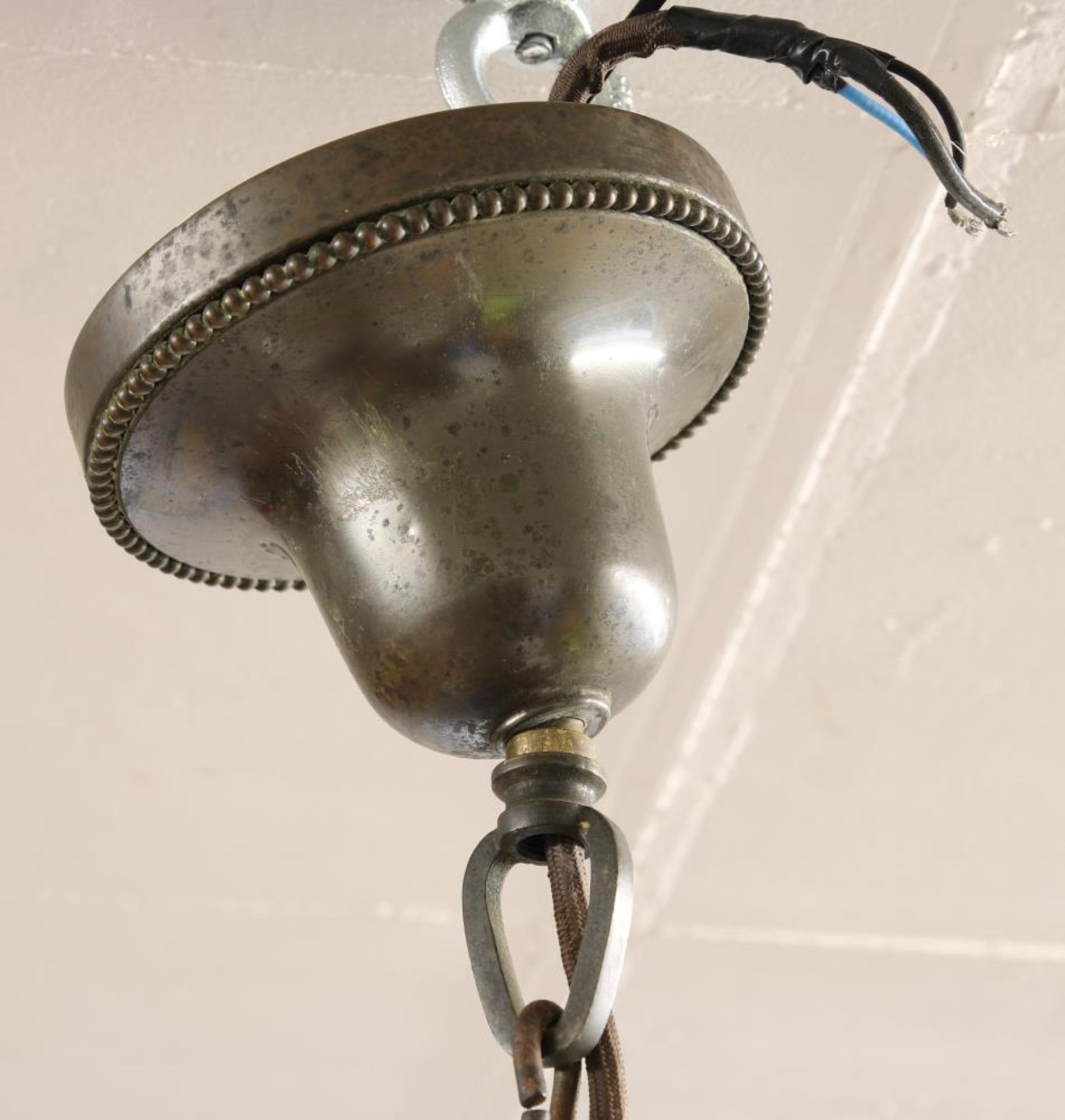 Art Deco Deckenlampe. Deutsch um 1920. An Kette, profilierter scheibenförmiger Korpus mit sechs - Bild 6 aus 7
