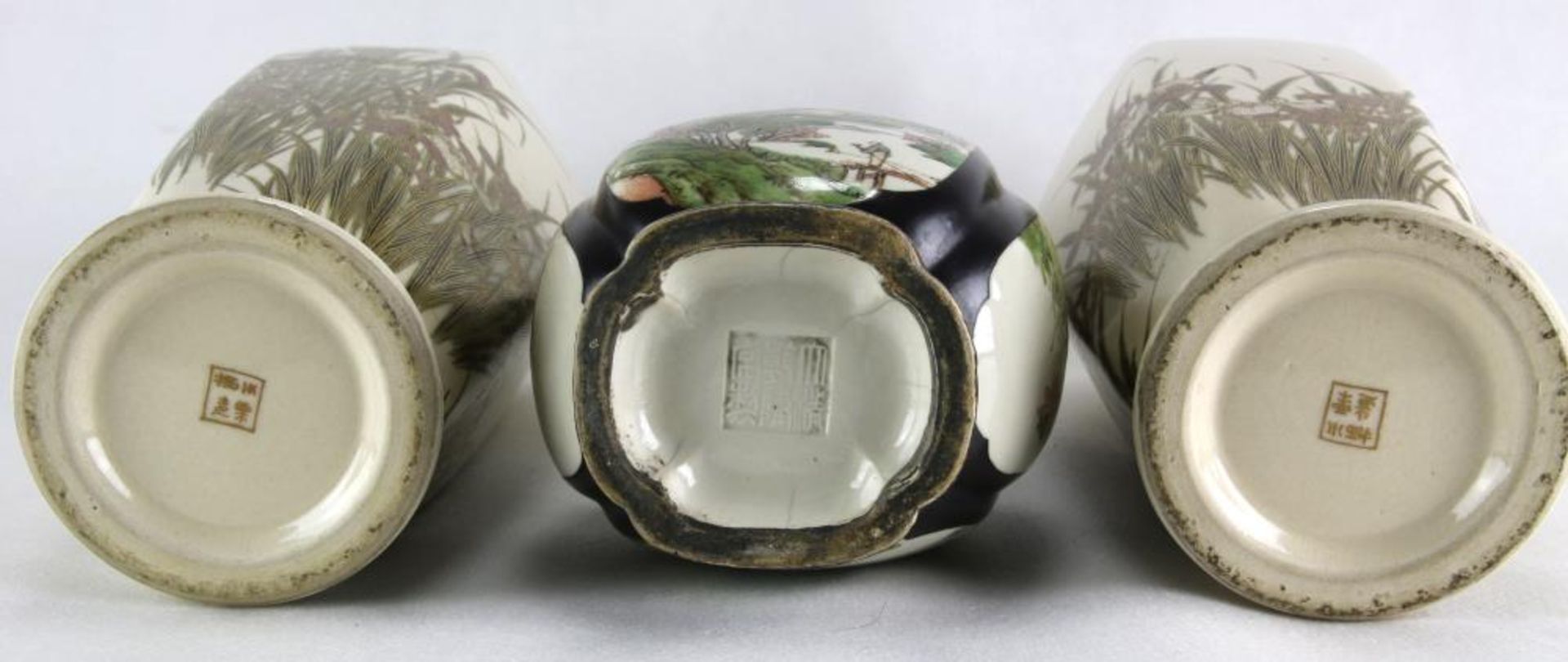 Drei Vasen. China, Kaiserzeit um 1900. Ein Paar und eine einzelne. Keramik mit reliefiertem - Bild 3 aus 3