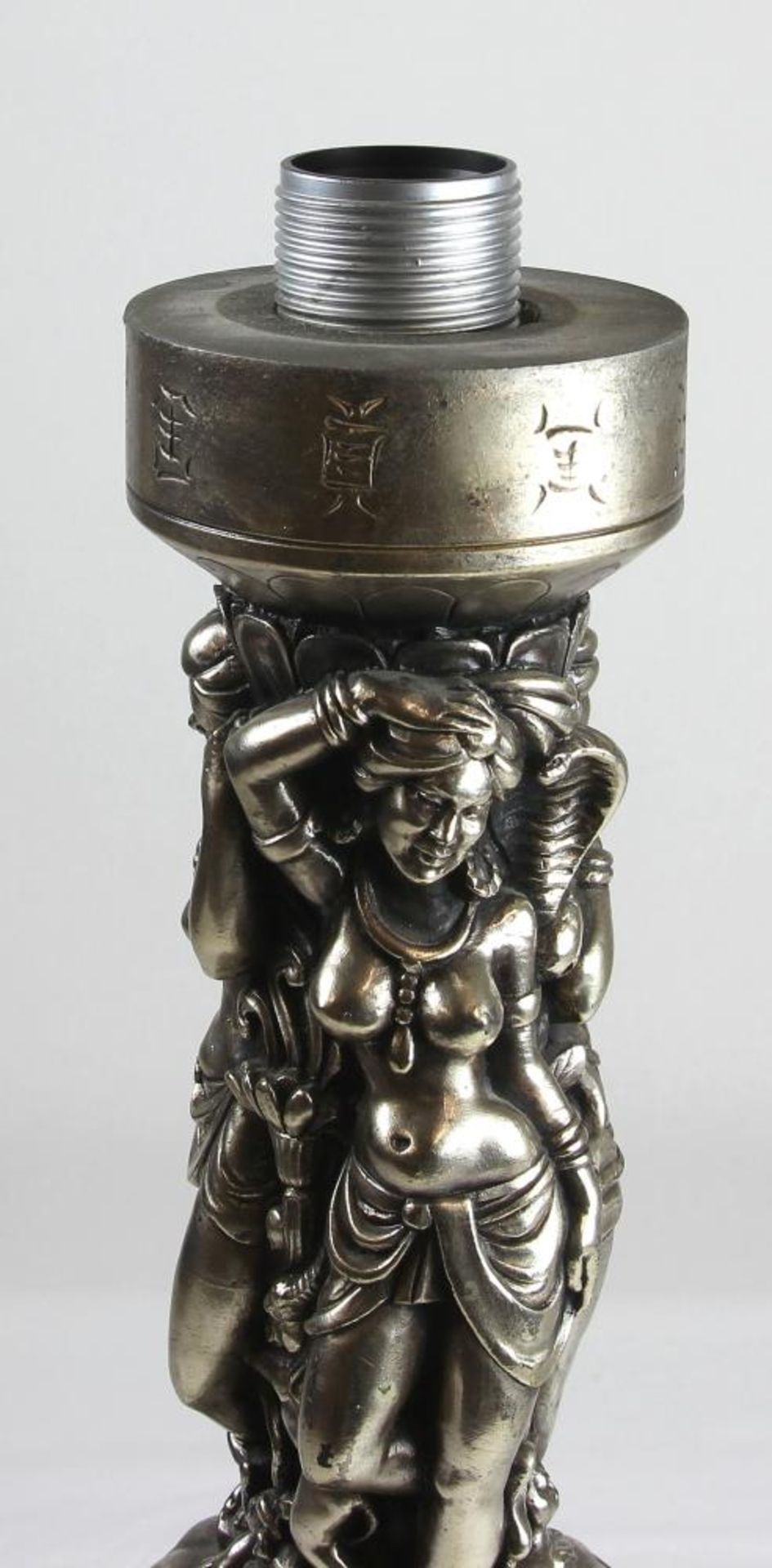 Tischlampe. Wohl Asien, 20. Jahrhundert. Skulpturaler Fuß aus Metall mit asiatischem Dekor, Schirm - Bild 5 aus 5