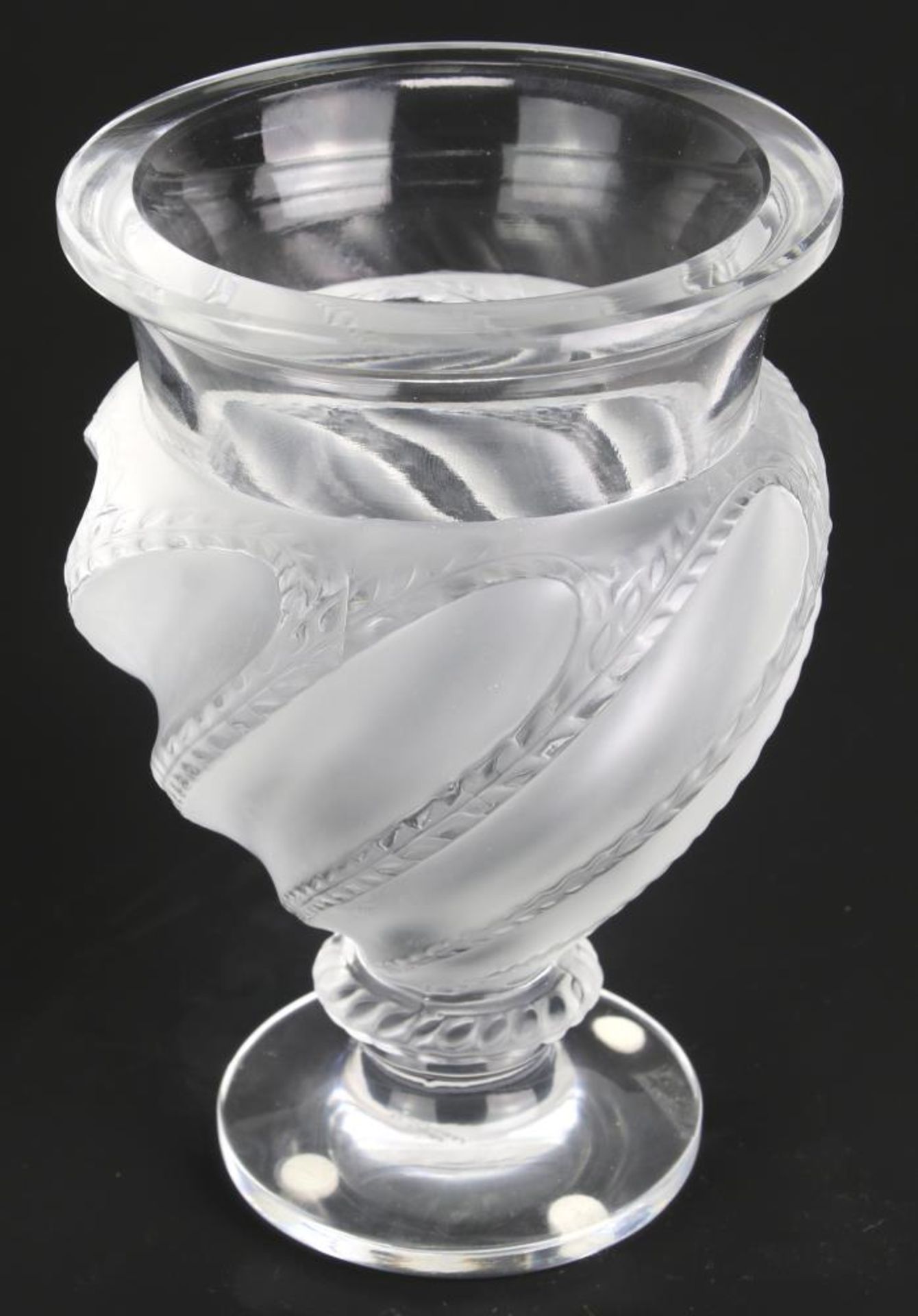 Lalique Vase. Frankreich. Glas. Vase mit gedrehten mattierten Zierelementen. Unter dem Boden mit - Bild 2 aus 4