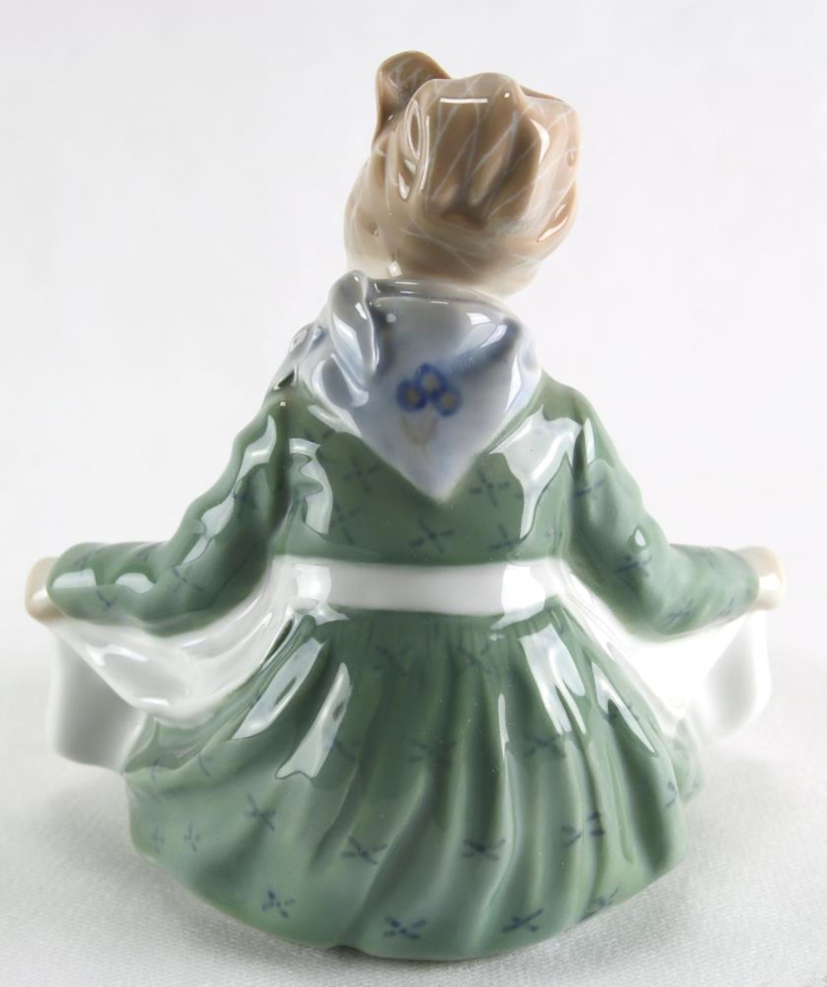 Porzellanfigur Royal Copenhagen. Dänemark. Sitzendes Kind im grünen Kleid, das seine ausgebreitete - Bild 3 aus 5