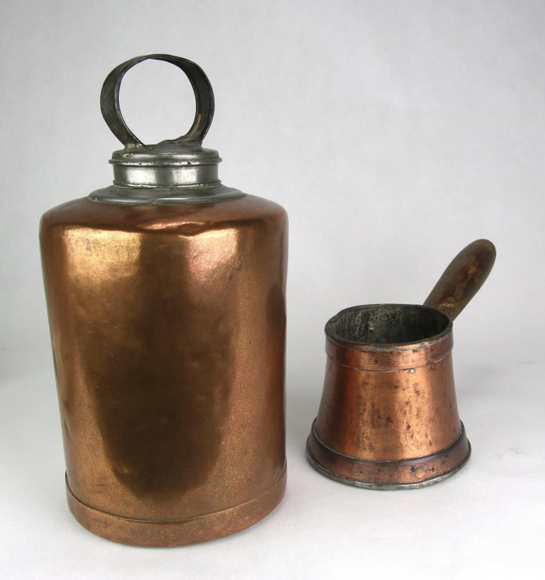 Zwei Kupfergefäße. 18./19. Jahrhundert. Schraubflasche und Schokoladenkocher. Durchmesser der