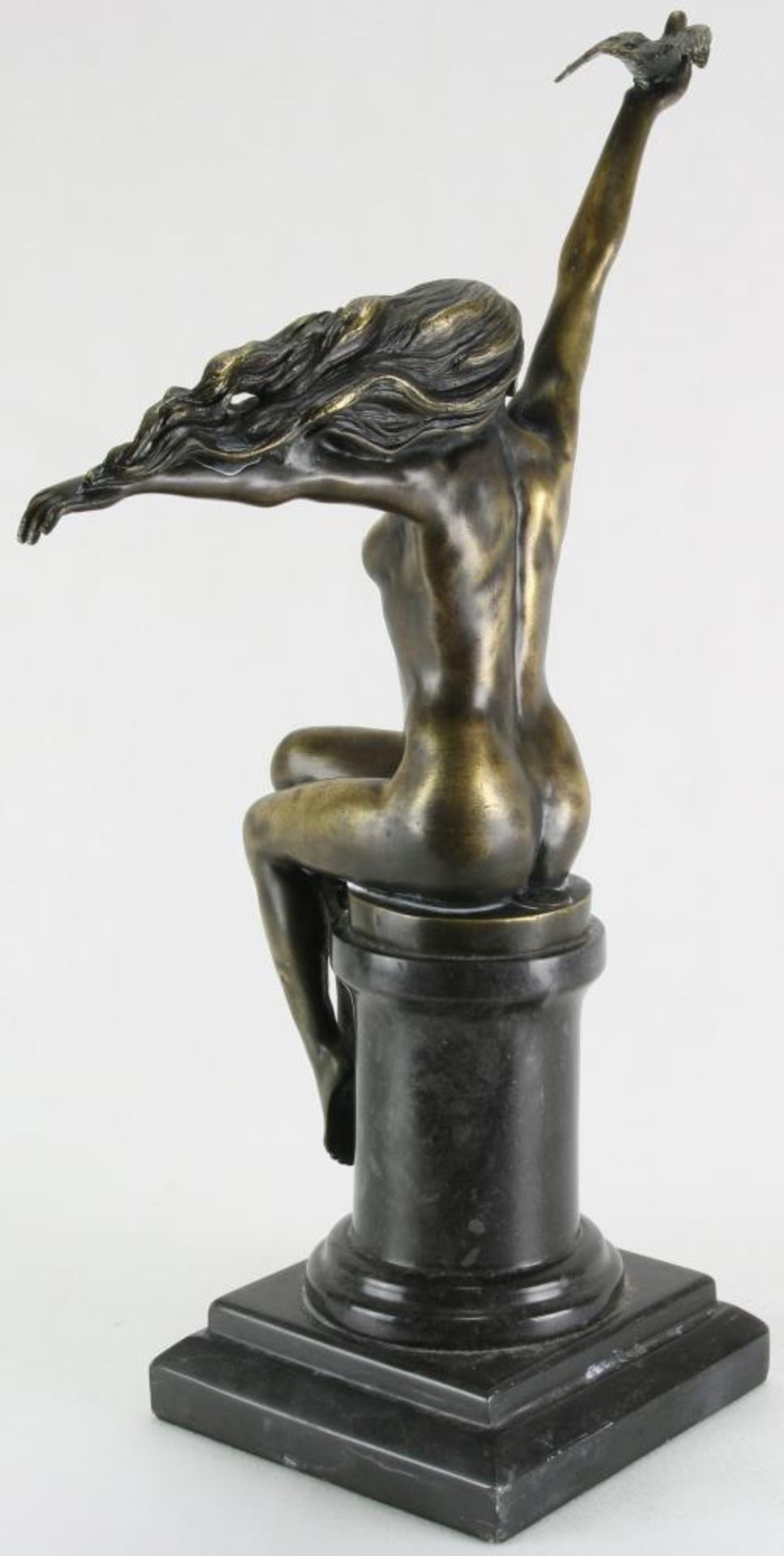 Gennarelli, Amadeo 1881-1943. Italienischer Art Deco Künstler. Frau mit Taube. Auf runder - Bild 2 aus 7