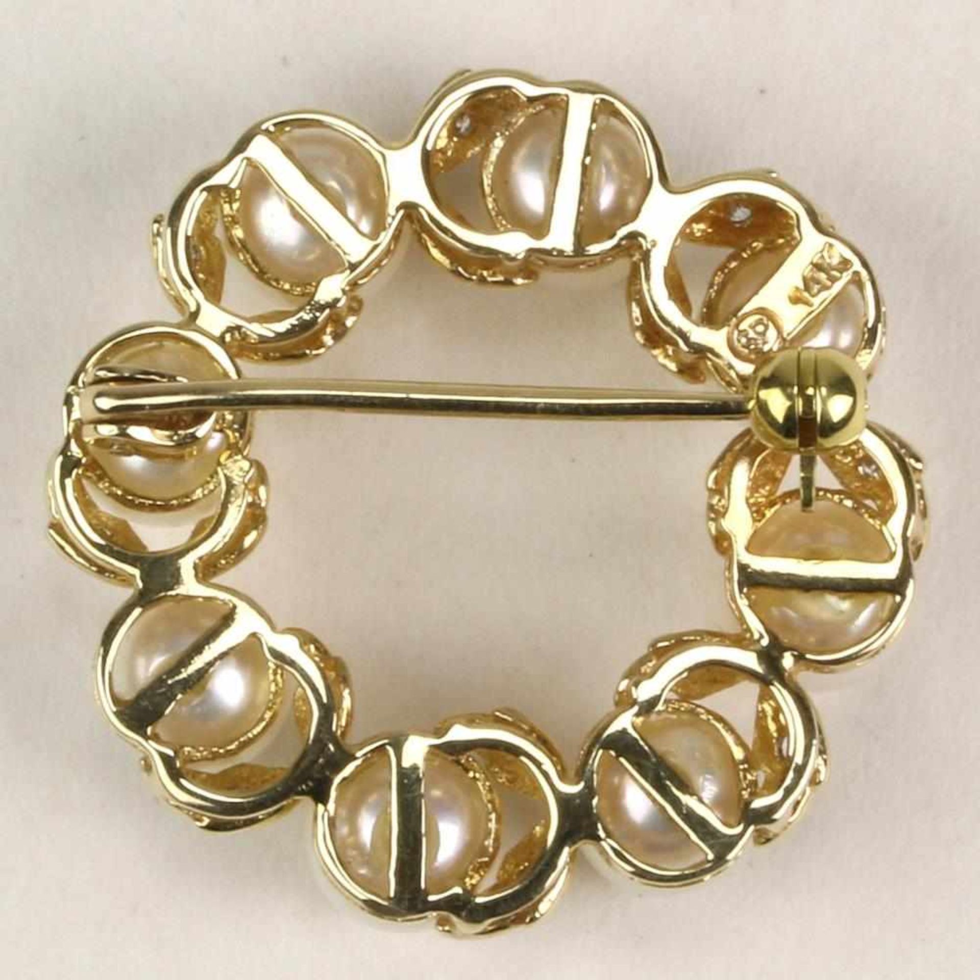 Perl Diamant Brosche. Deutsch 20. Jahrhundert. Gelbgold 585. Runde Form besetzt mit acht Akoya - Bild 2 aus 2