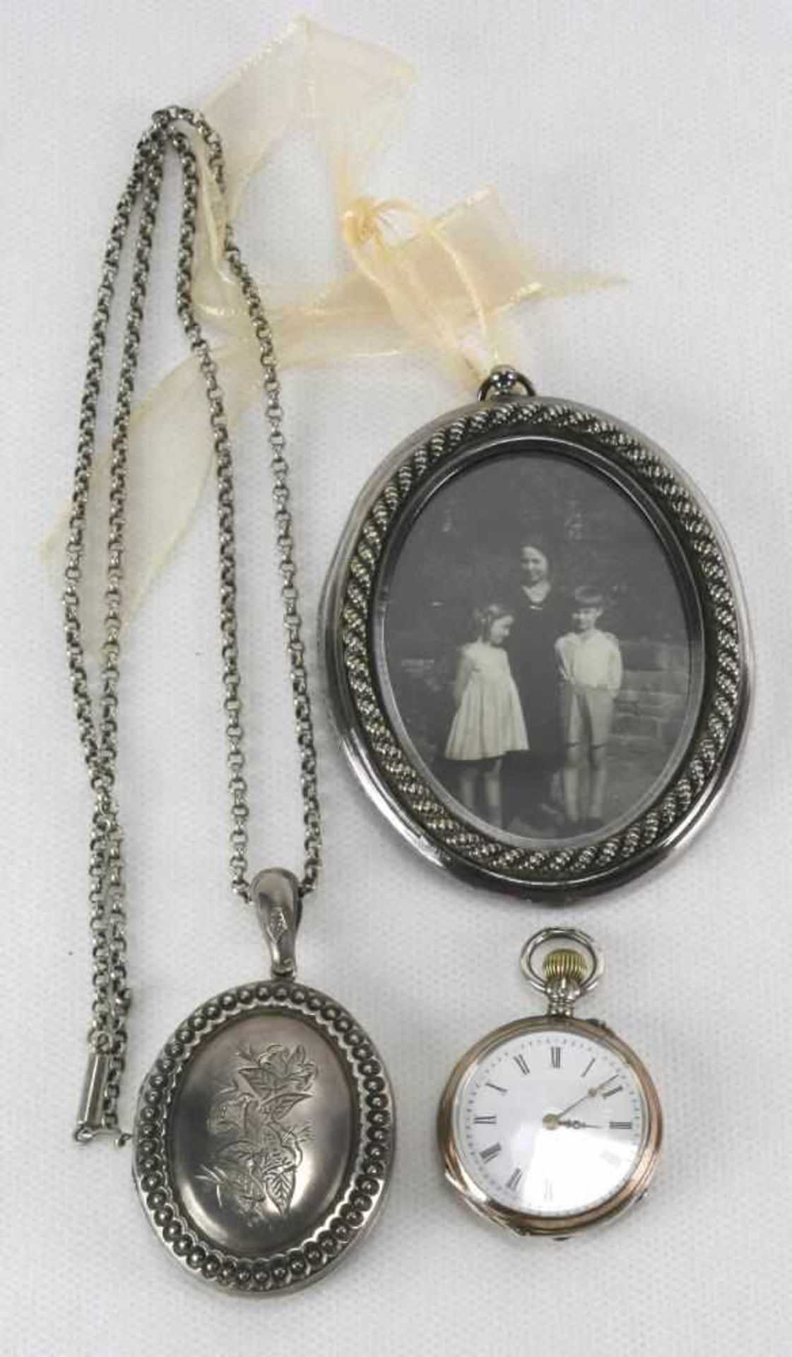 Konvolut diverses. Eine Damentaschenuhr, Silbergehäuse, 1 x Medaillon Silber, England, Birmingham