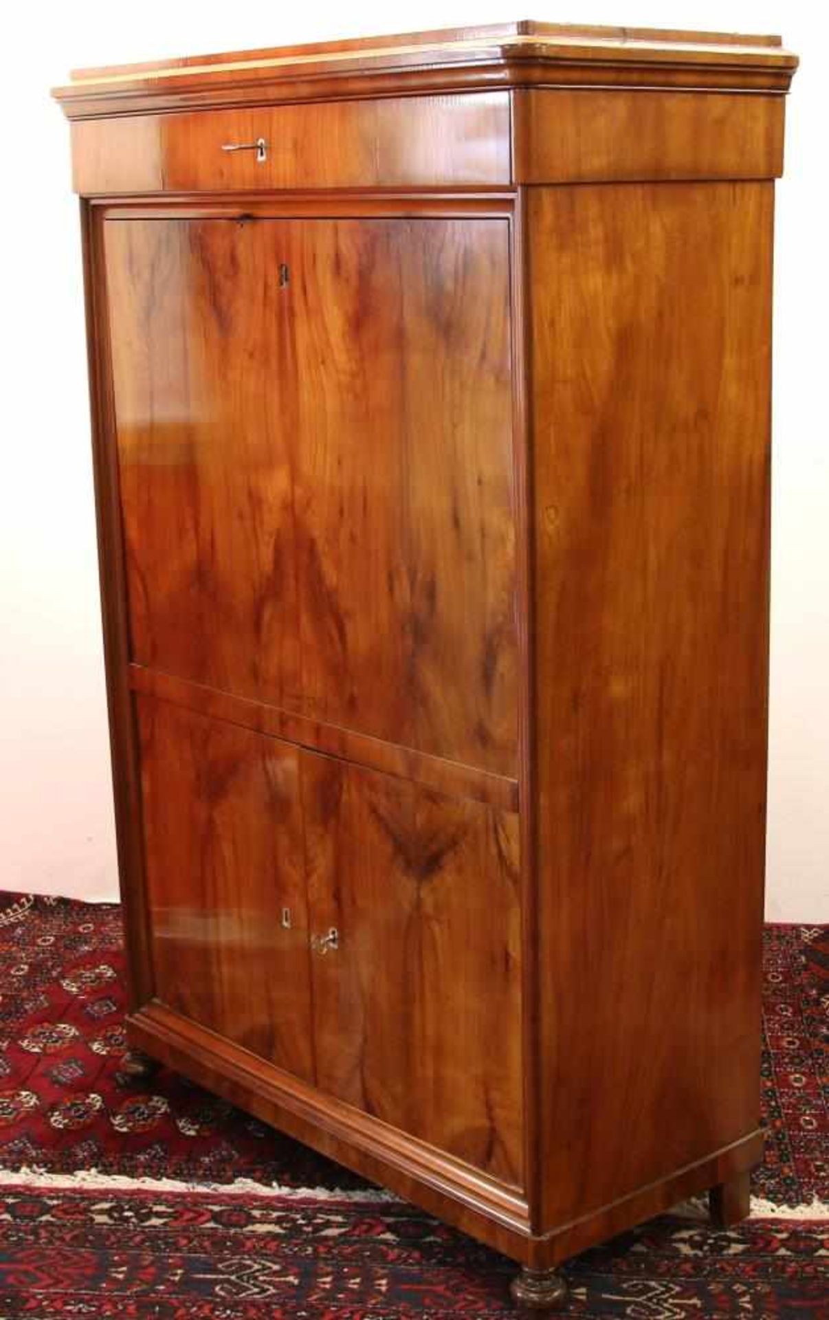 Biedermeier- Standsekretär. Süddeutsch 19. Jahrhundert. Kirschbaum. Geplattete Kugelfüße, zwei - Bild 5 aus 6