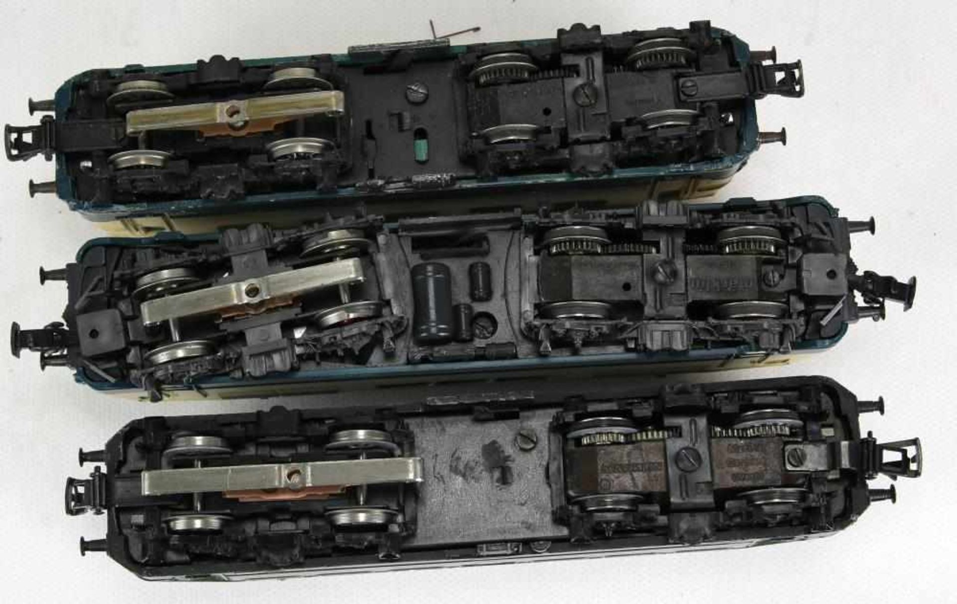 Drei E-Loks. Märklin H0 3039 und zwei weitere E-Loks. Altersbedingter Zustand wie abgebildet, - Bild 2 aus 2
