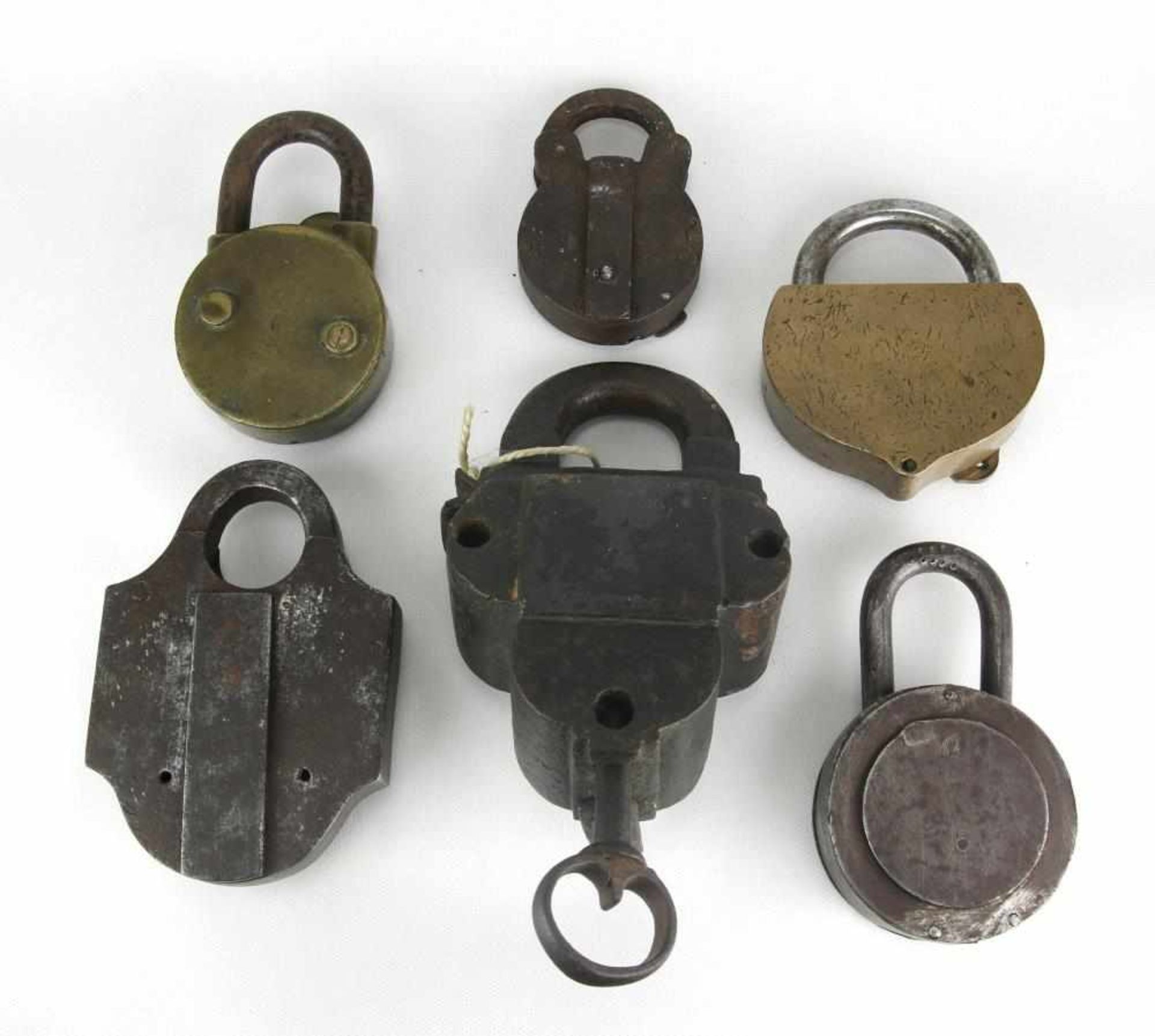 Sechs Schlösser. 18./19. Jahrhundert. Unterschiedliche Materialien. Das große mit Schlüssel. - Image 2 of 6