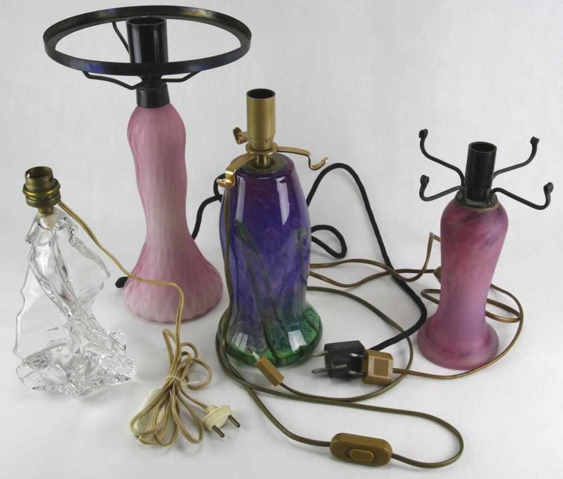 Vier Tischlampen. 20. Jahrhundert. Lampenfüße Murano, Schneider, Nancy und eine nicht gemarkte