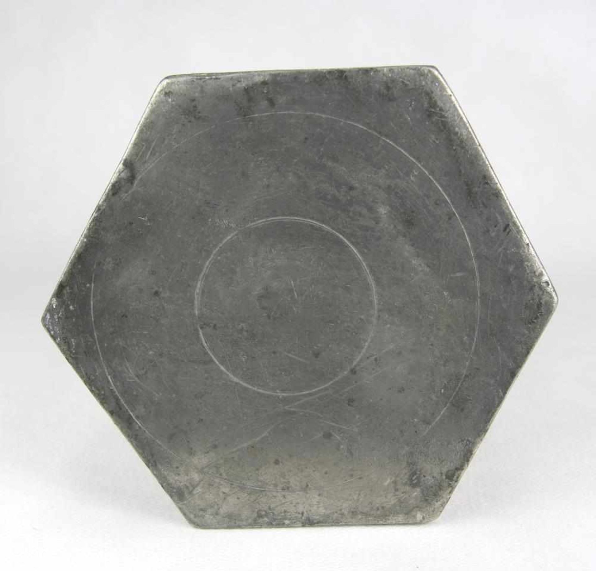 Schraubflasche. 18./19. Jahrhundert. Zinn. Durchmesser ca. 10 cm, Höhe ca. 22,5 cm. Altersbedingt - Bild 3 aus 3