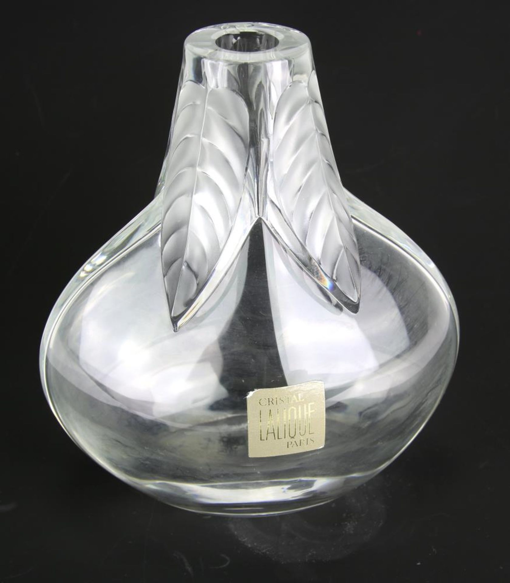Lalique Vase. Frankreich. Glas. Den Hals der bauchigen Vase schmücken mattierte Blätter. Unter dem