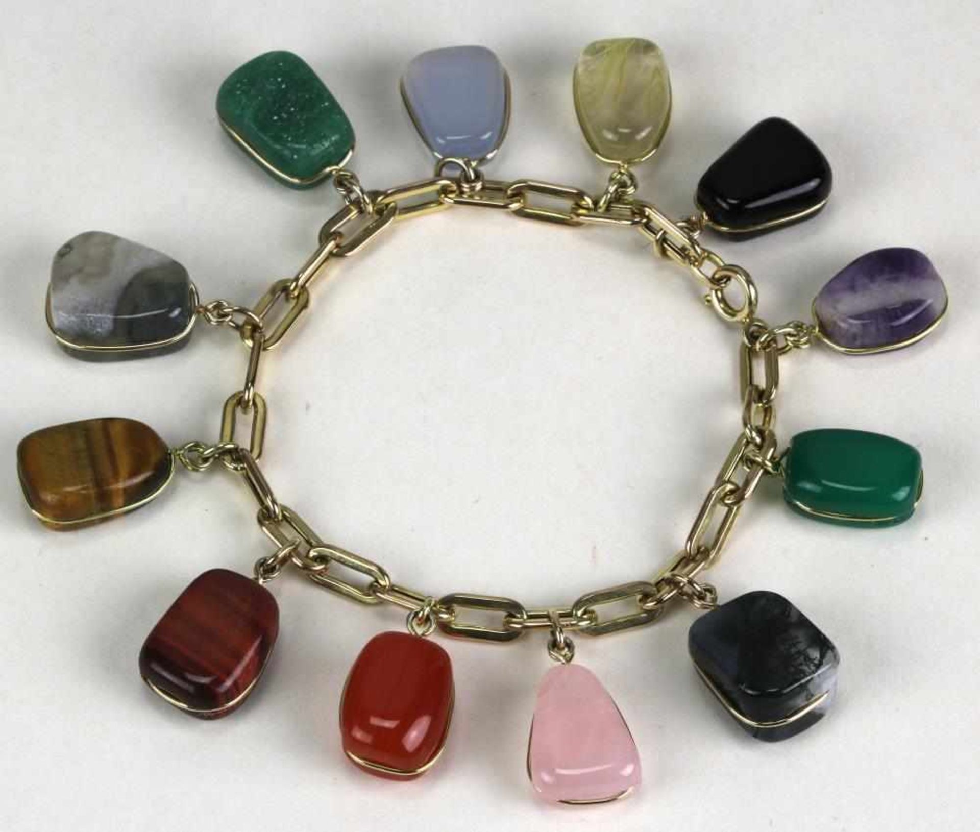 Edelstein Armband. Deutsch 20. Jahrhundert. Gelbgold 333. Verschiedene Edelsteine in der Art eines