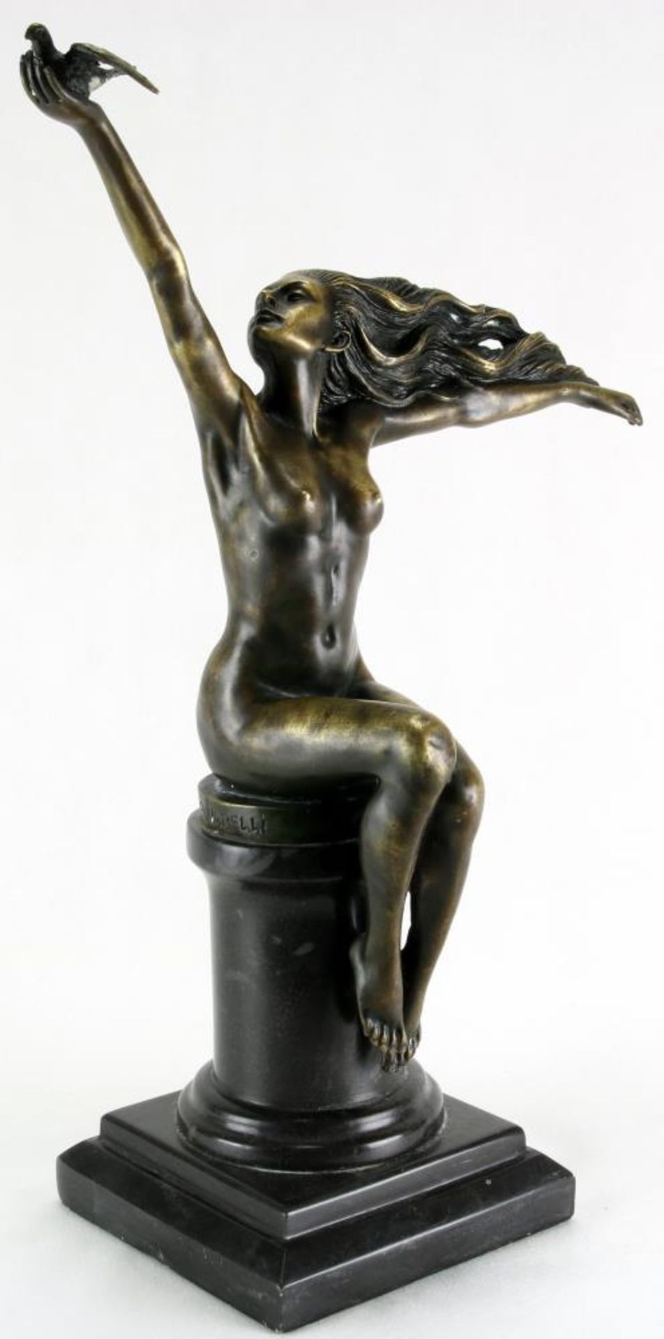 Gennarelli, Amadeo 1881-1943. Italienischer Art Deco Künstler. Frau mit Taube. Auf runder