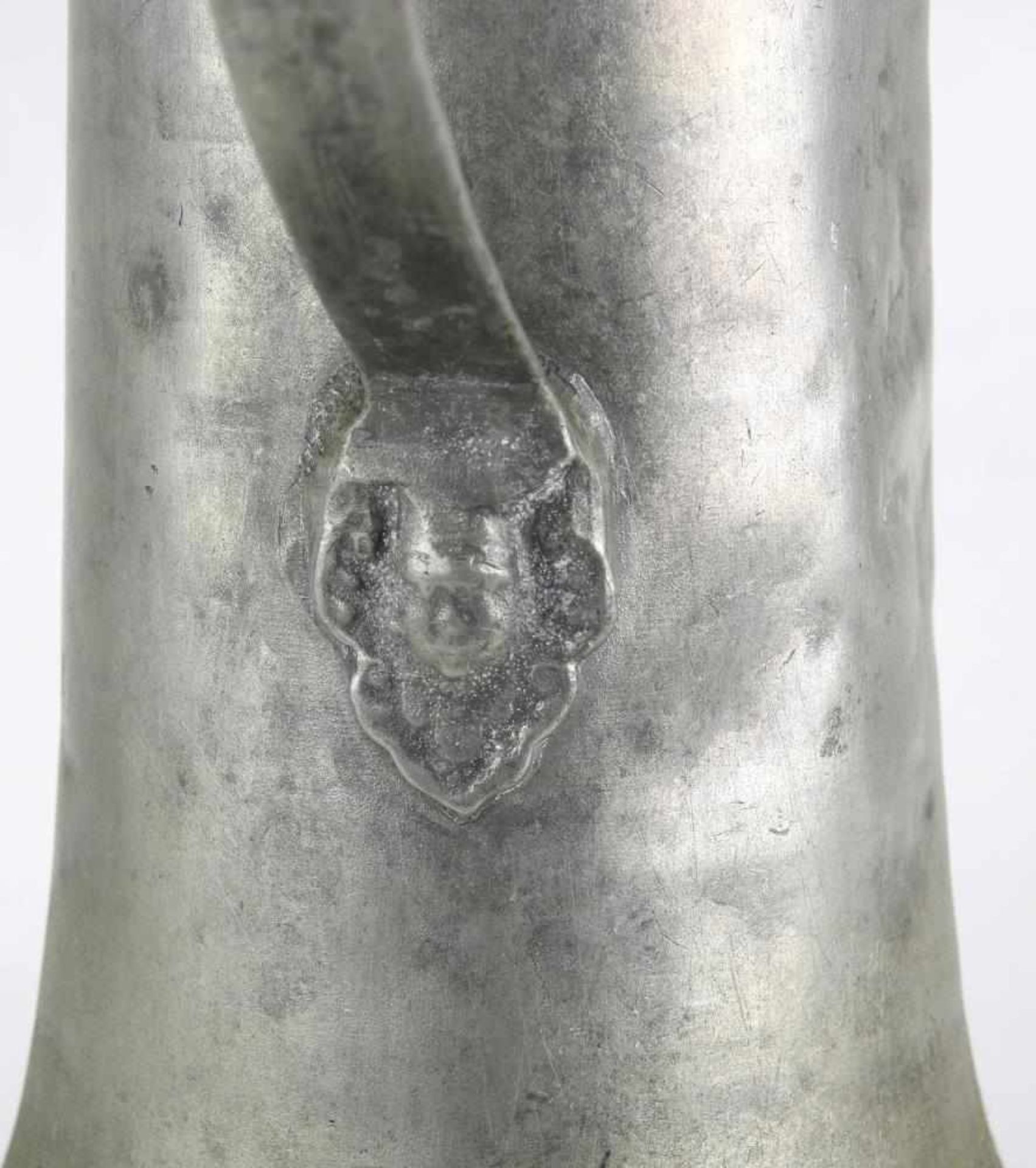 Schnabelkanne. 18./19. Jahrhundert. Zinn. Initialen. Durchmesser ca. 14 cm, Höhe ca. 27 cm. - Bild 5 aus 6