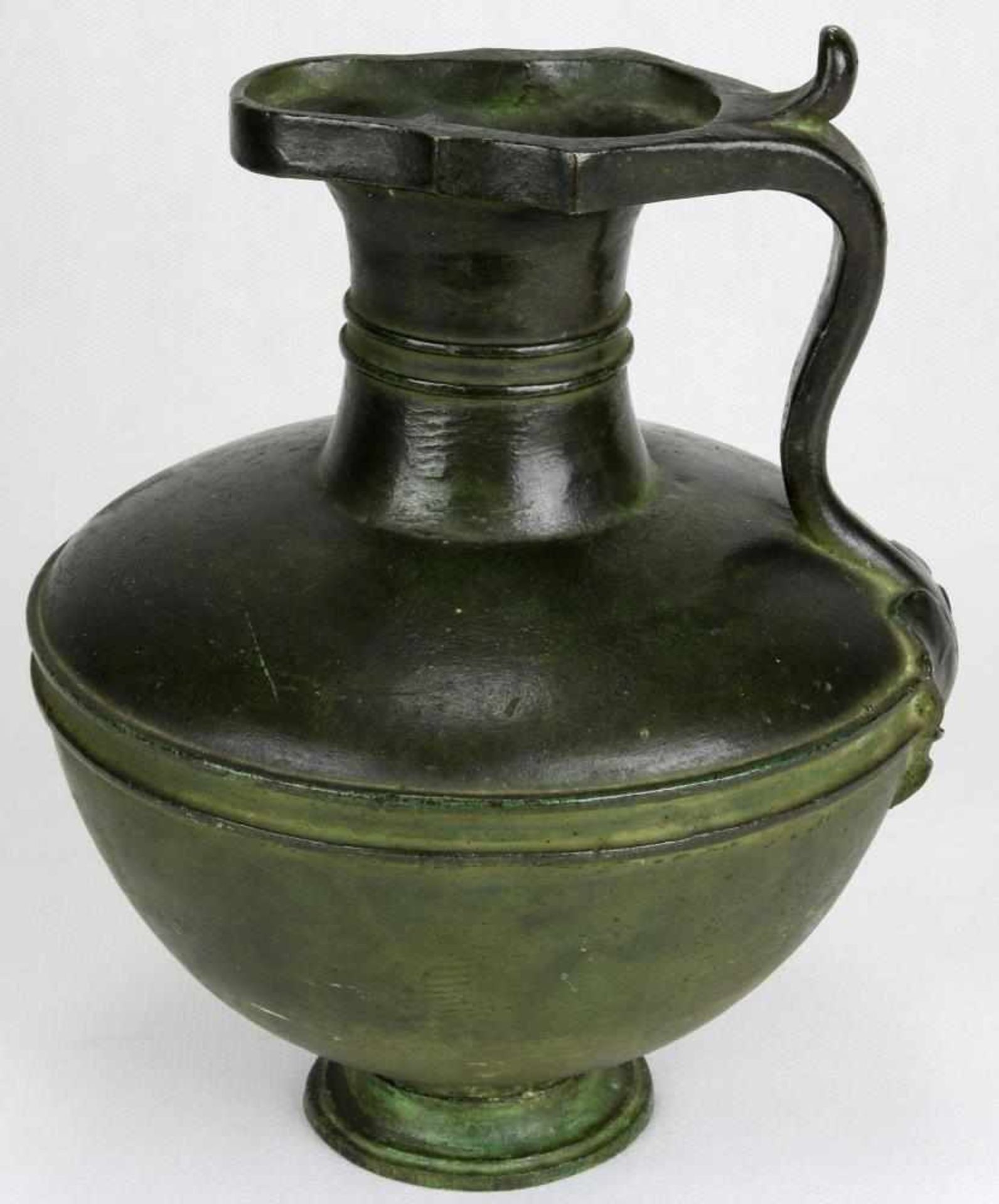 Kleiner Krug. Wohl aus der Antike. Bronze, grün patiniert. Durchmesser ca. 14 cm, Höhe ca. 17 cm,