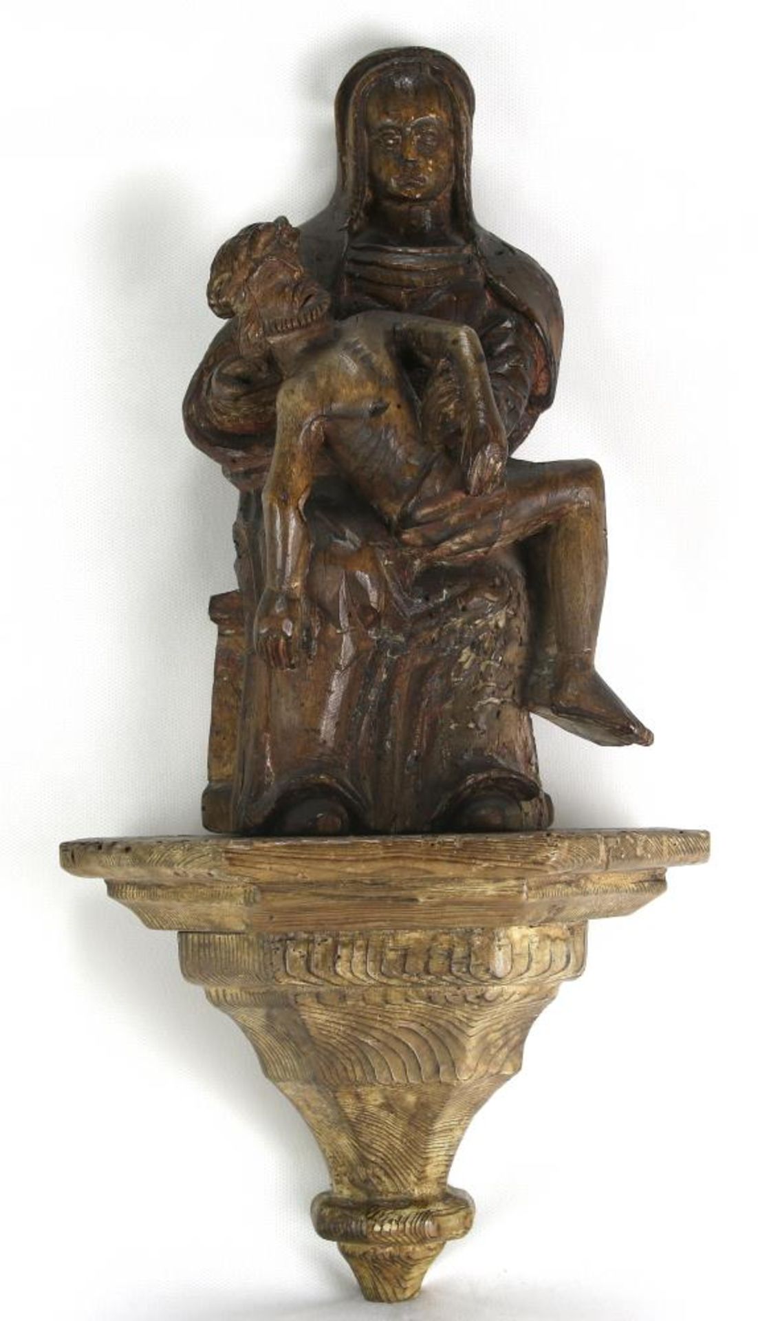 Pietà. Barock, 18. Jahrhundert, wohl Alpenraum. Holz geschnitzt mit Resten der alten Fassung auf