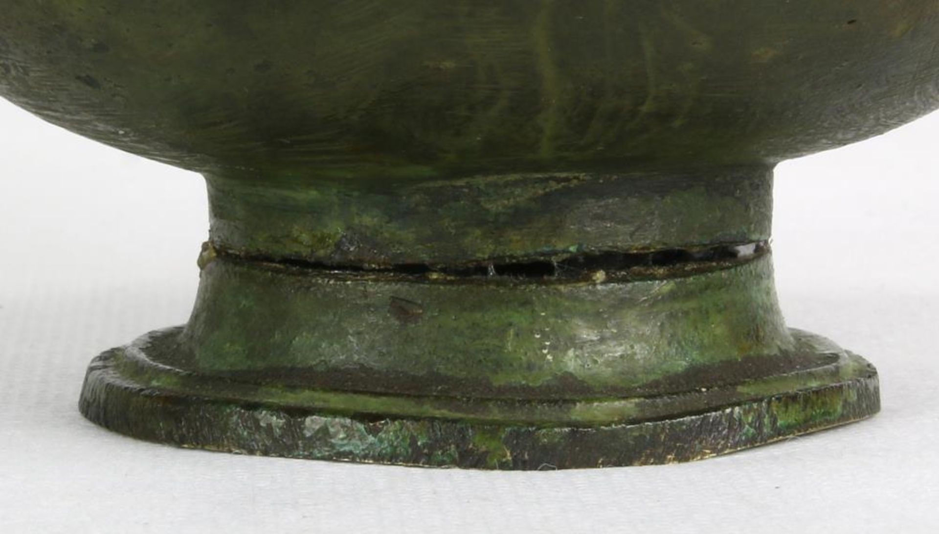 Kleiner Krug. Wohl aus der Antike. Bronze, grün patiniert. Durchmesser ca. 14 cm, Höhe ca. 17 cm, - Bild 4 aus 4