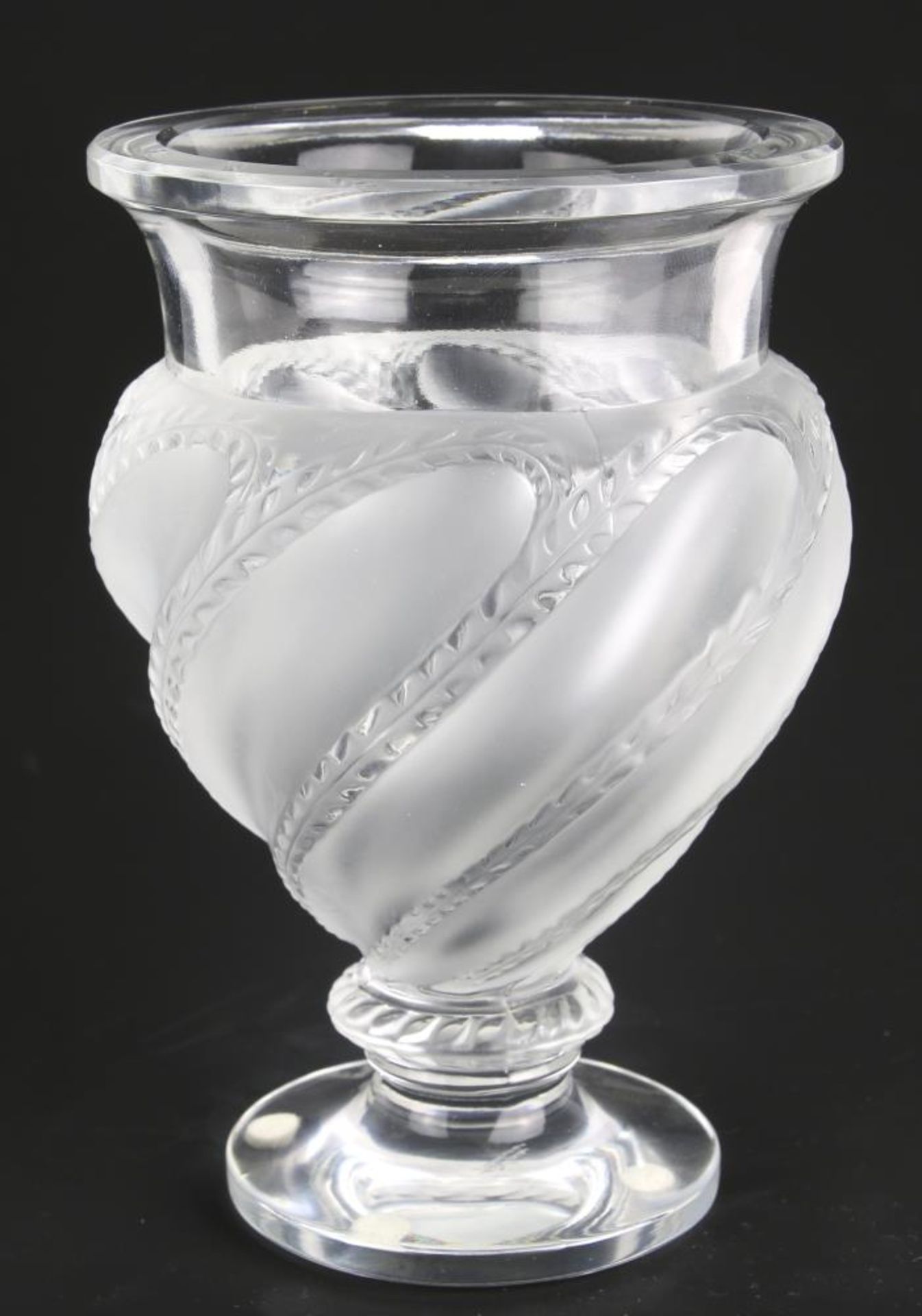 Lalique Vase. Frankreich. Glas. Vase mit gedrehten mattierten Zierelementen. Unter dem Boden mit