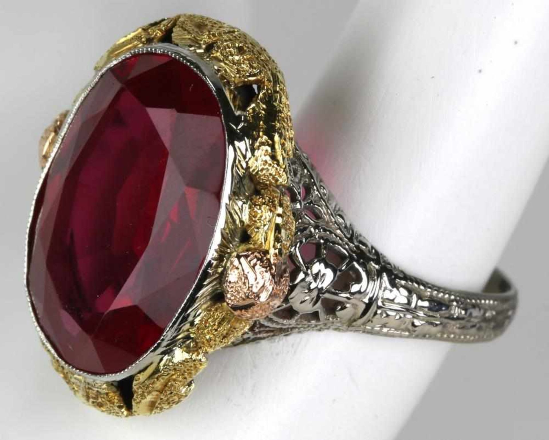 Extravaganter Spinell Ring. 20. Jahrhundert. Gelbgold/Weißgold 14 kt. In profilierter und