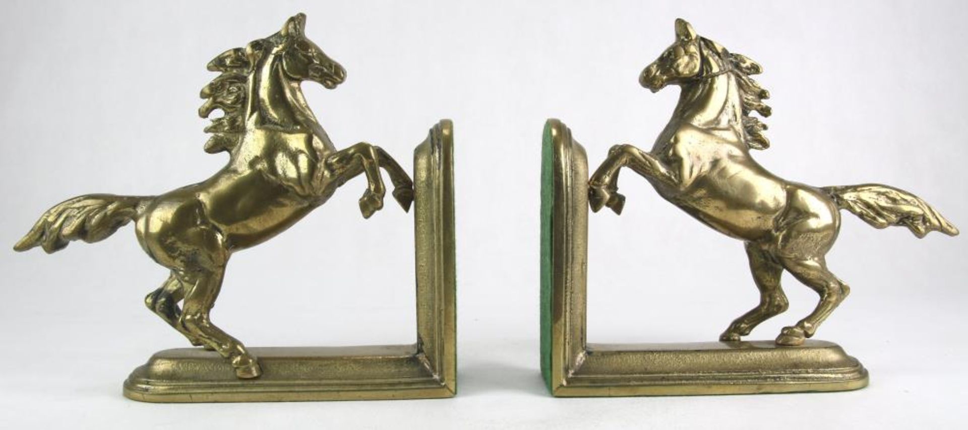 Paar Buchstützen. 20. Jahrhundert. In Form von steigenden Pferden. Metallguß. Größe ca. 22,5 x 5,5