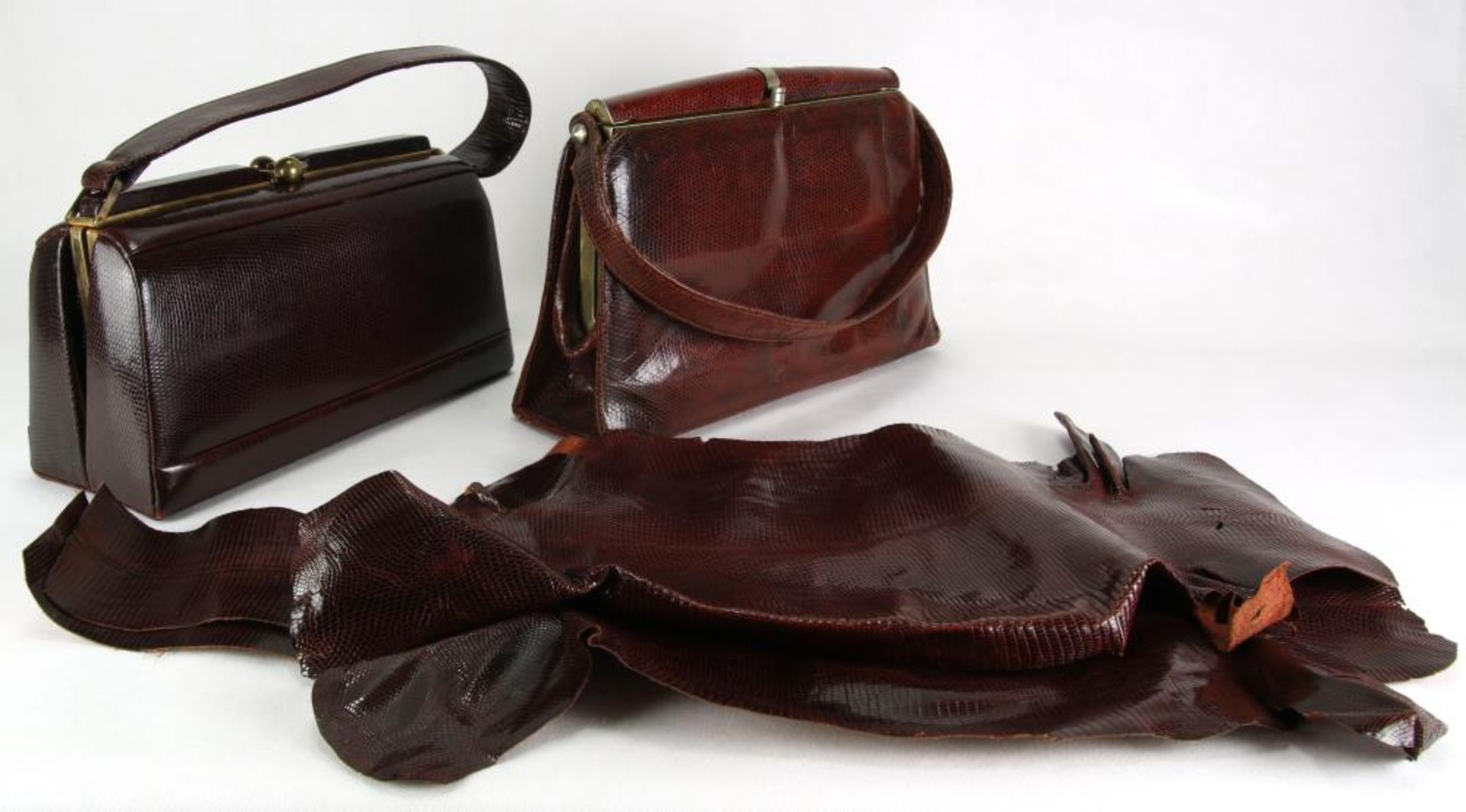 Zwei Handtaschen. Deutsch 20. Jahrhundert. Handanfertigungen um 1930. Leder mit Resten der - Bild 2 aus 3