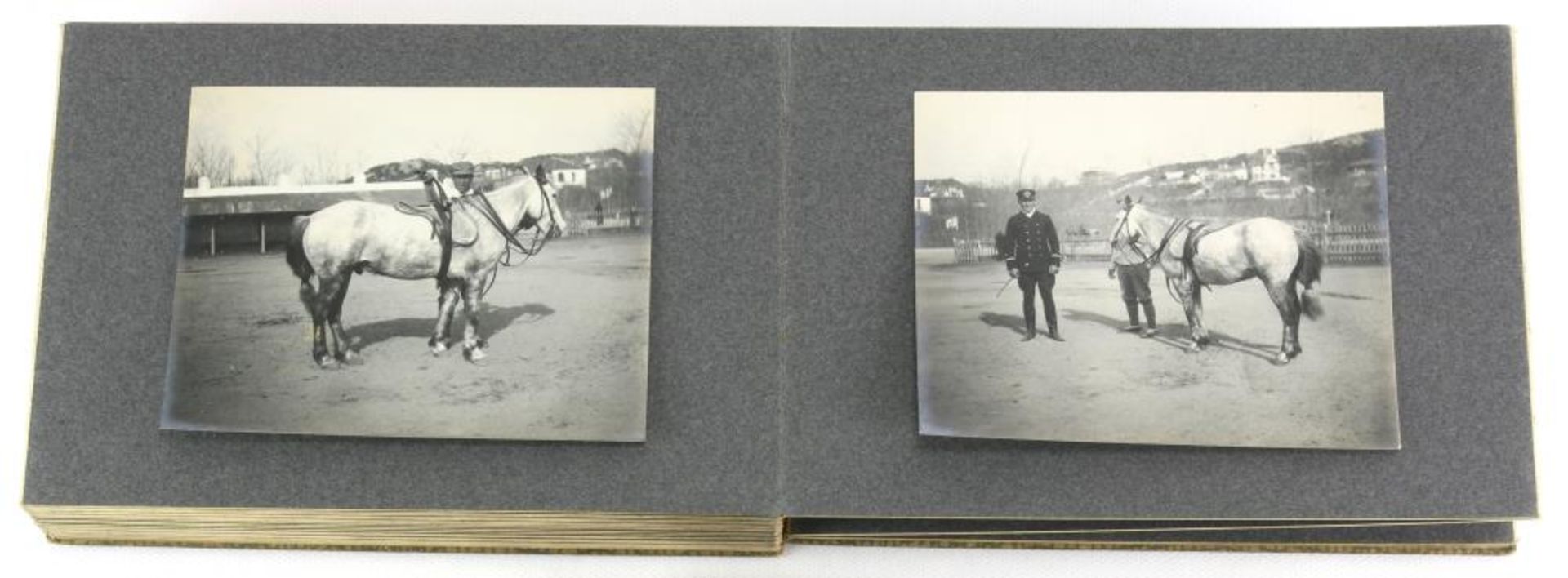 Fotoalbum Tsingtau um 1913. Mit Fotos des Reitstalls in Tsingtau und einer versilberten - Bild 3 aus 4