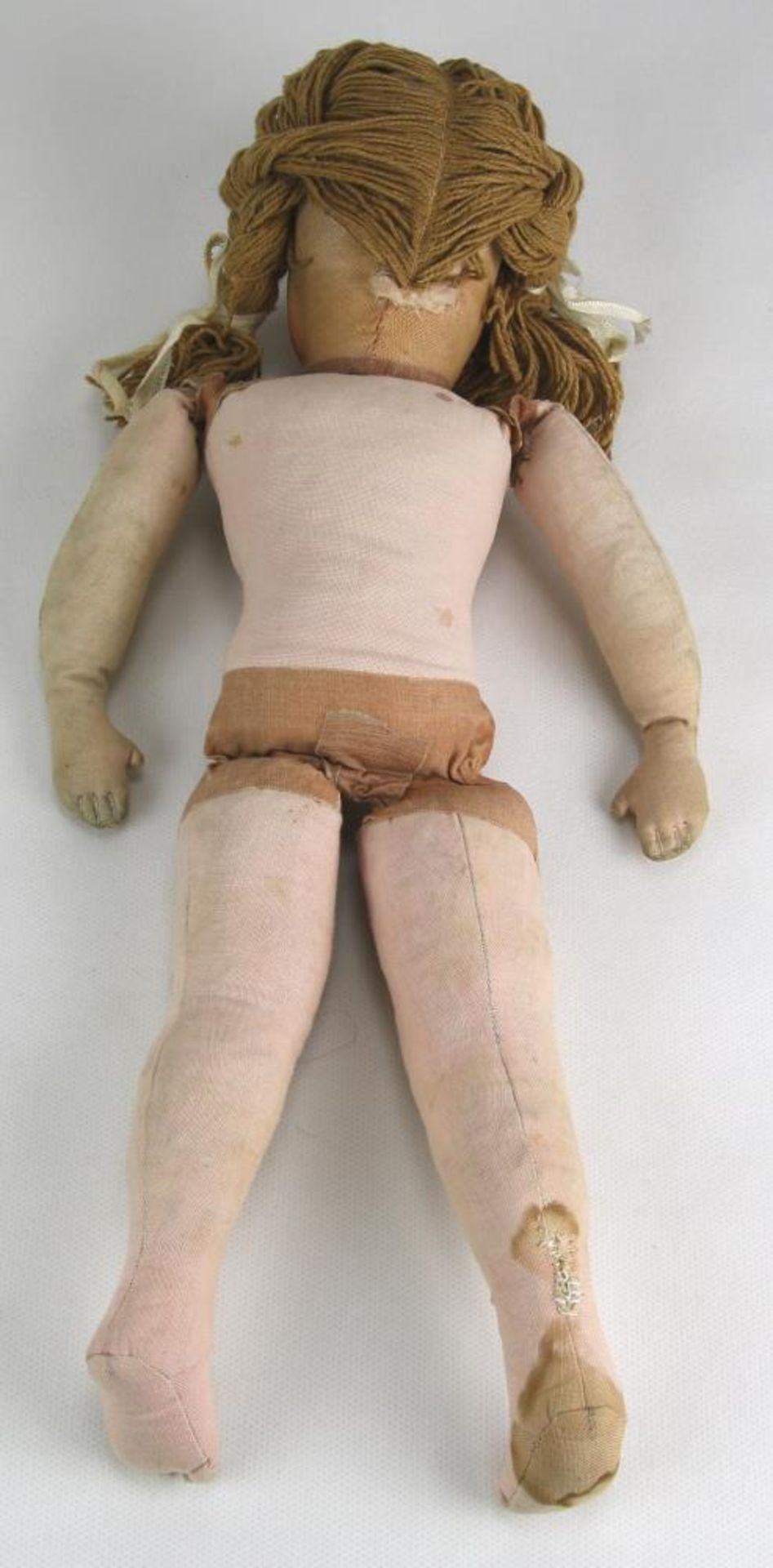 Puppe. Wohl Käthe Kruse. Gestopfter Stoffkörper und Schlenkerglieder mit genähten Füßen und - Bild 9 aus 9