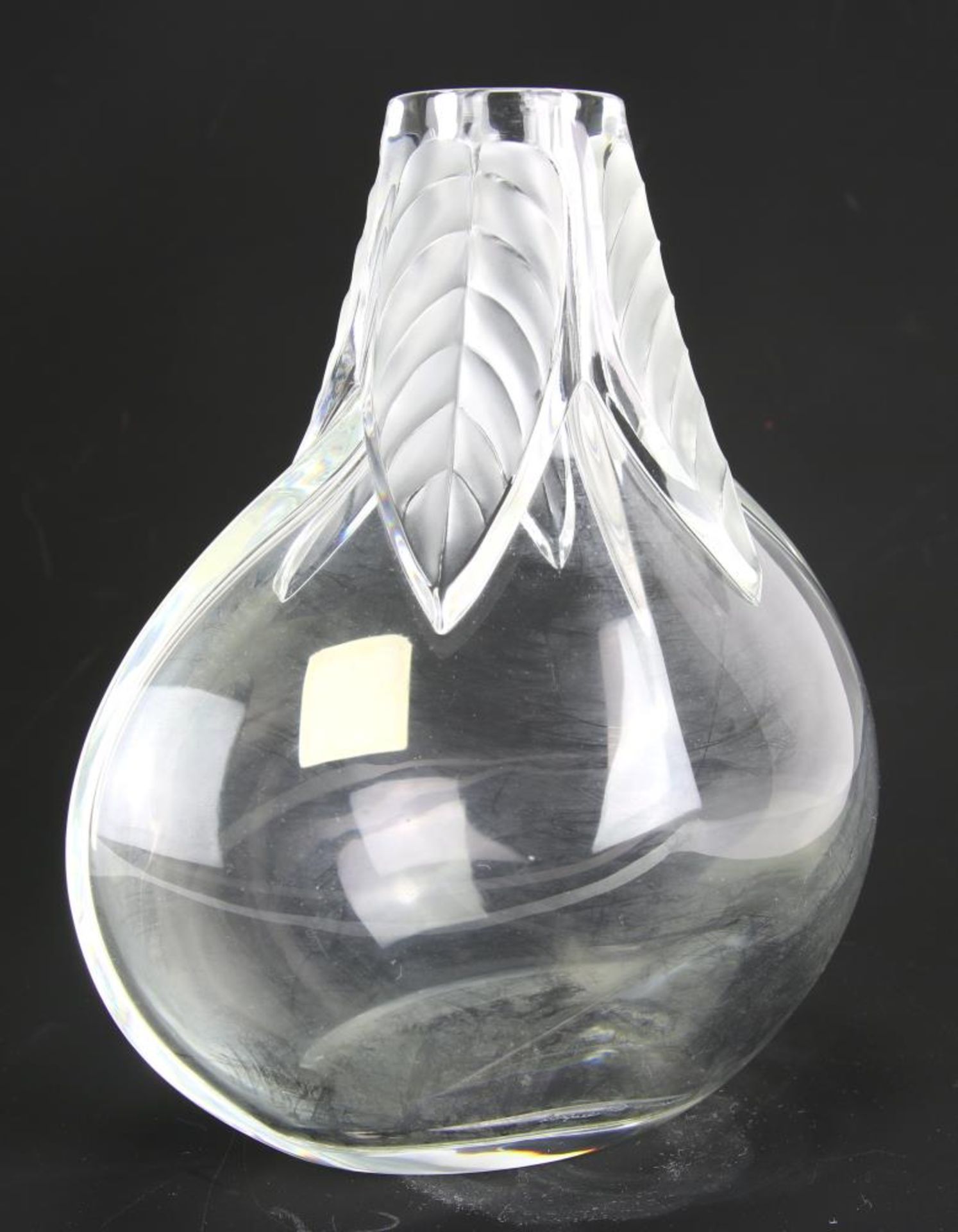 Lalique Vase. Frankreich. Glas. Den Hals der bauchigen Vase schmücken mattierte Blätter. Unter dem - Bild 2 aus 4