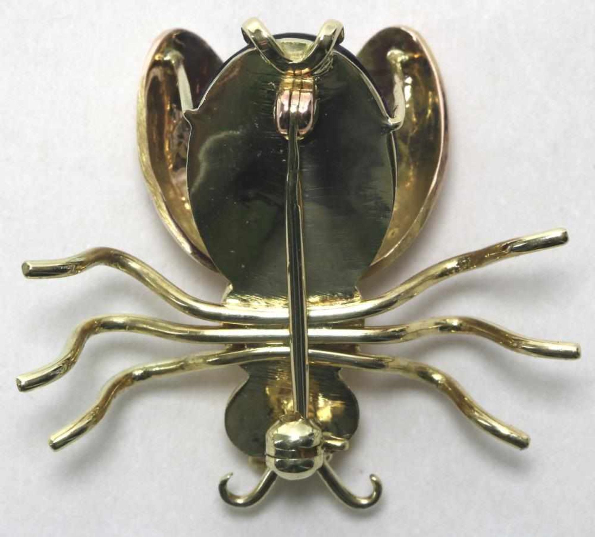 Außergewöhnliche Insektenbrosche. Deutsch 20. Jahrhundert. Gelbgold 585. Korpus unter den geöffneten - Bild 2 aus 3