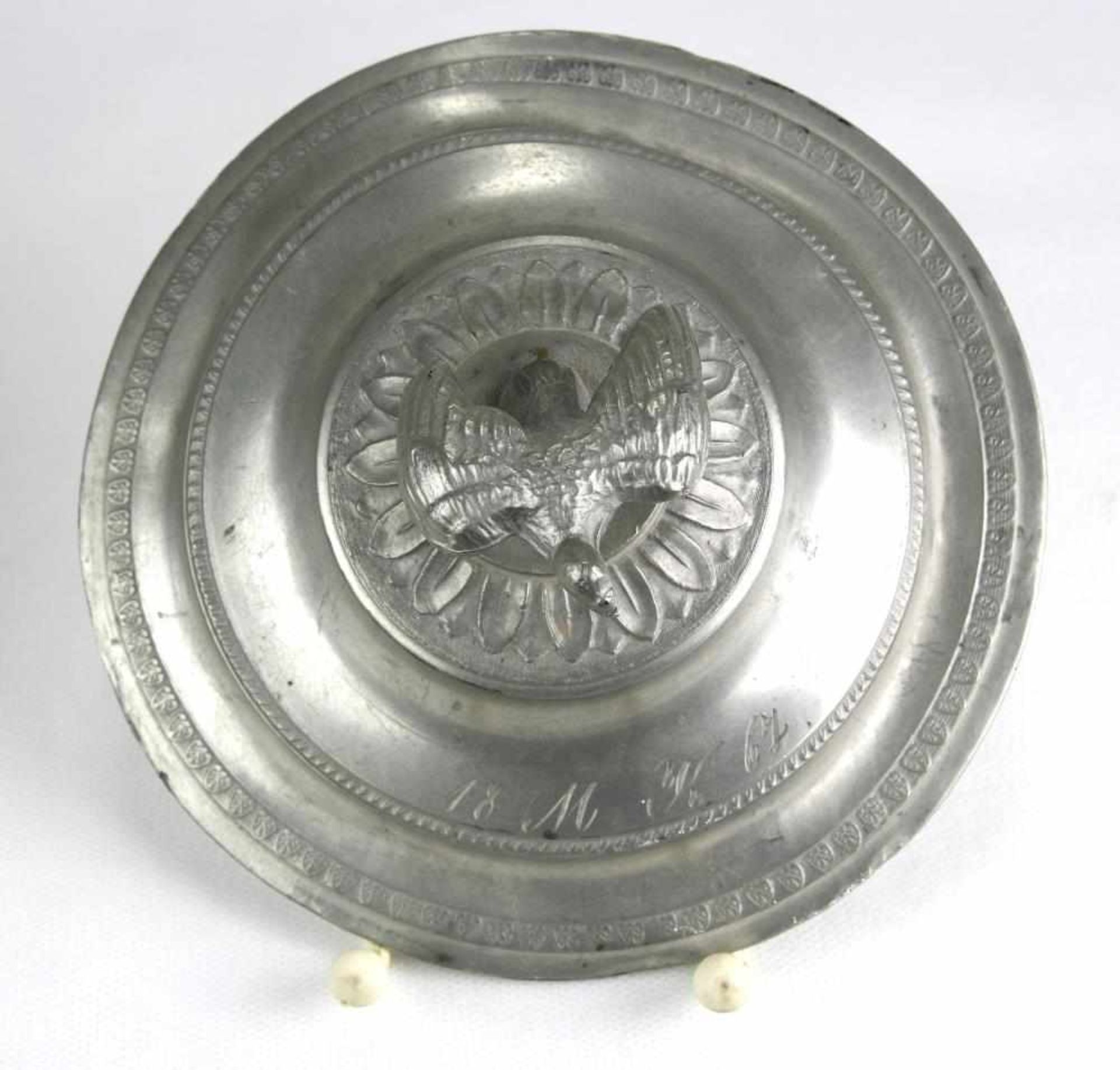 Taufgefäß. 19. Jahrhundert. Zinn. Initialen und Datum 1867. Durchmesser ca. 15 cm, Höhe ca. 13,5 cm. - Image 4 of 5