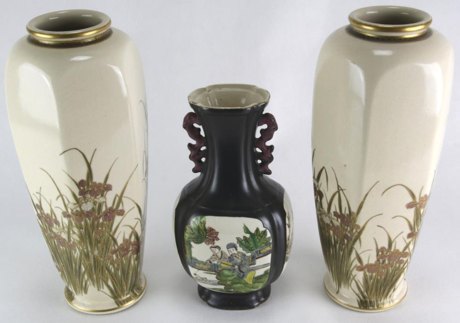 Drei Vasen. China, Kaiserzeit um 1900. Ein Paar und eine einzelne. Keramik mit reliefiertem - Bild 2 aus 3