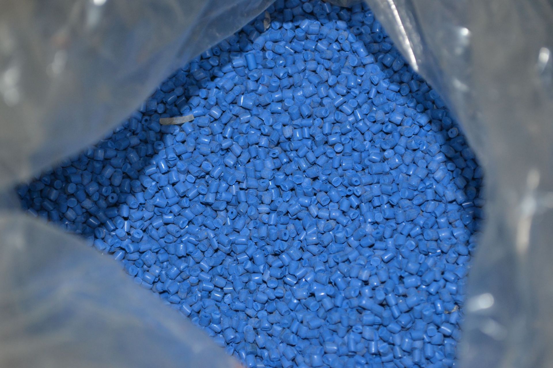 Lot colored resin Blue 6810 Approx 296 KG